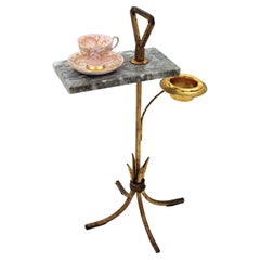 Table à boissons à trois pieds espagnole avec cendrier en fer doré et marbre, années 1950