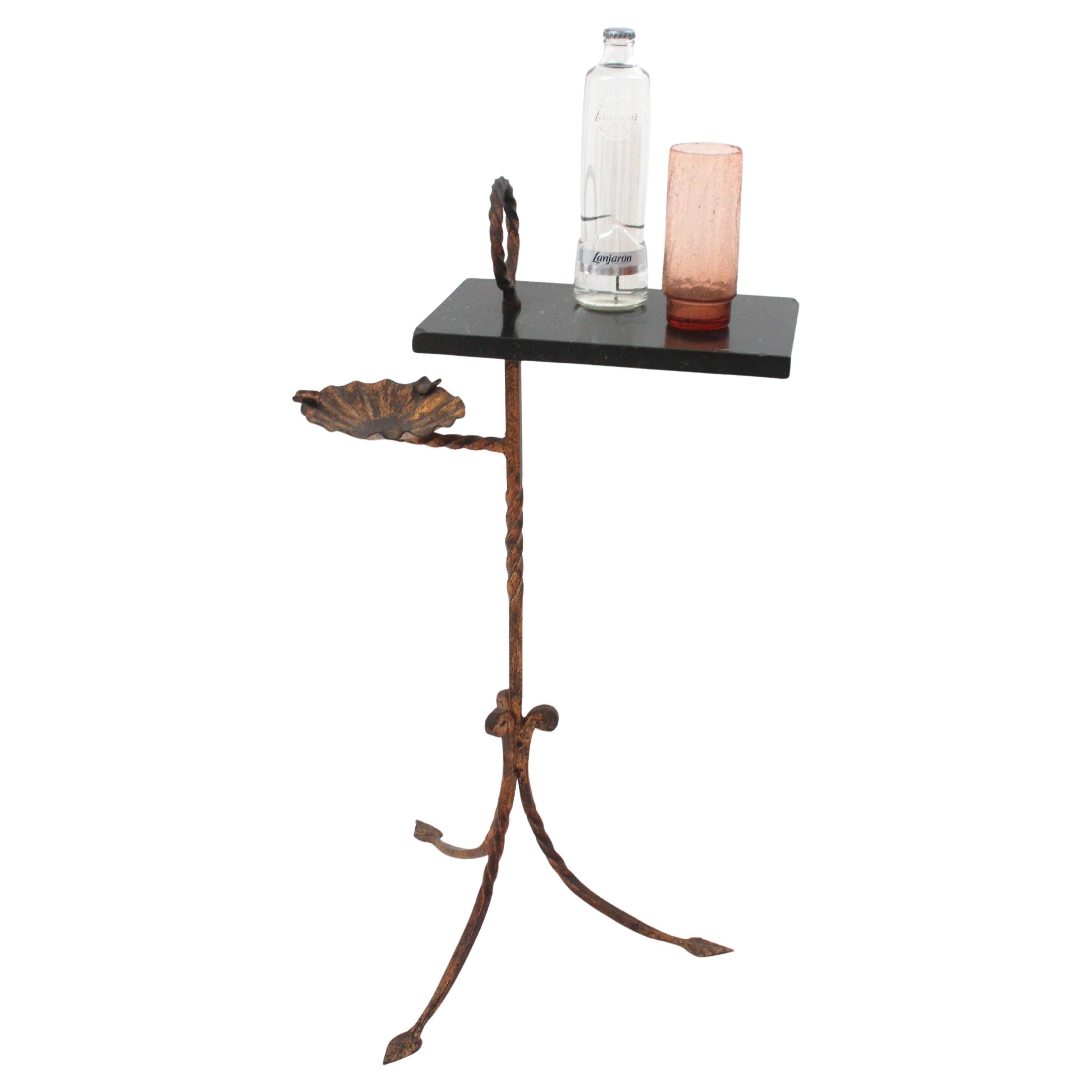 Hollywood Regency Table à boissons à trois pieds espagnole avec cendrier en fer doré et marbre, années 1950 en vente