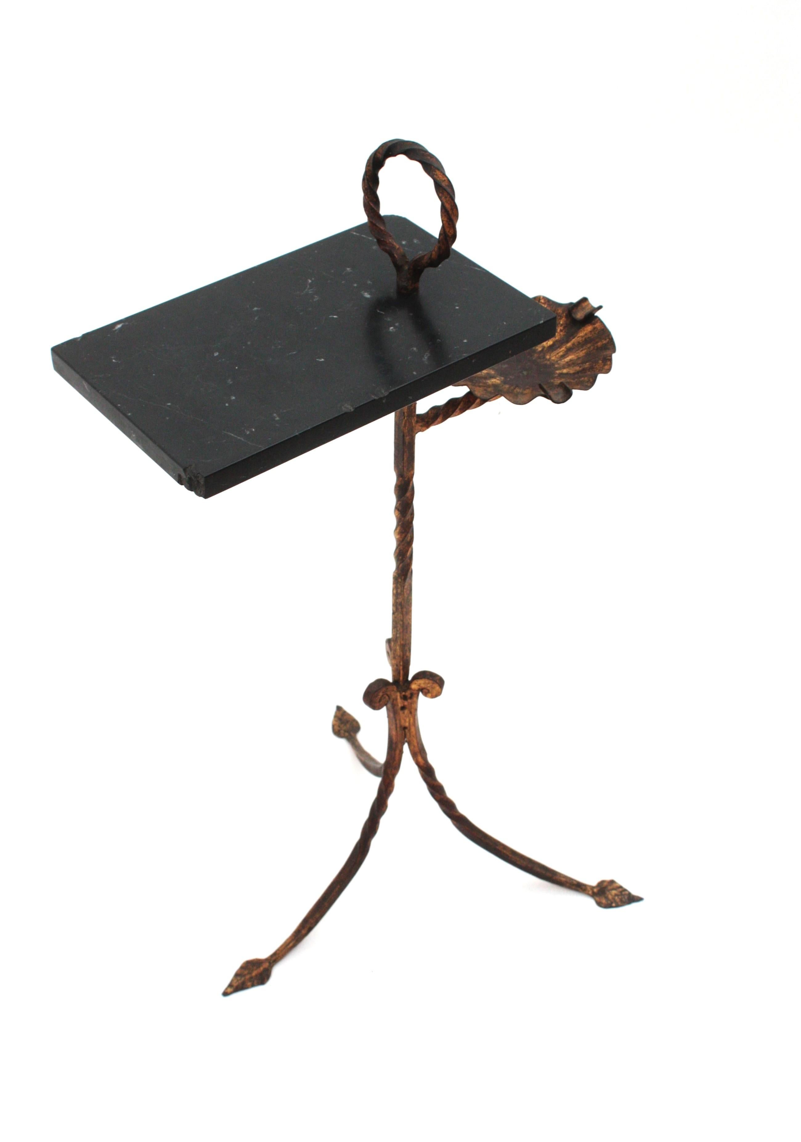 Espagnol Table à boissons à trois pieds espagnole avec cendrier en fer doré et marbre, années 1950 en vente
