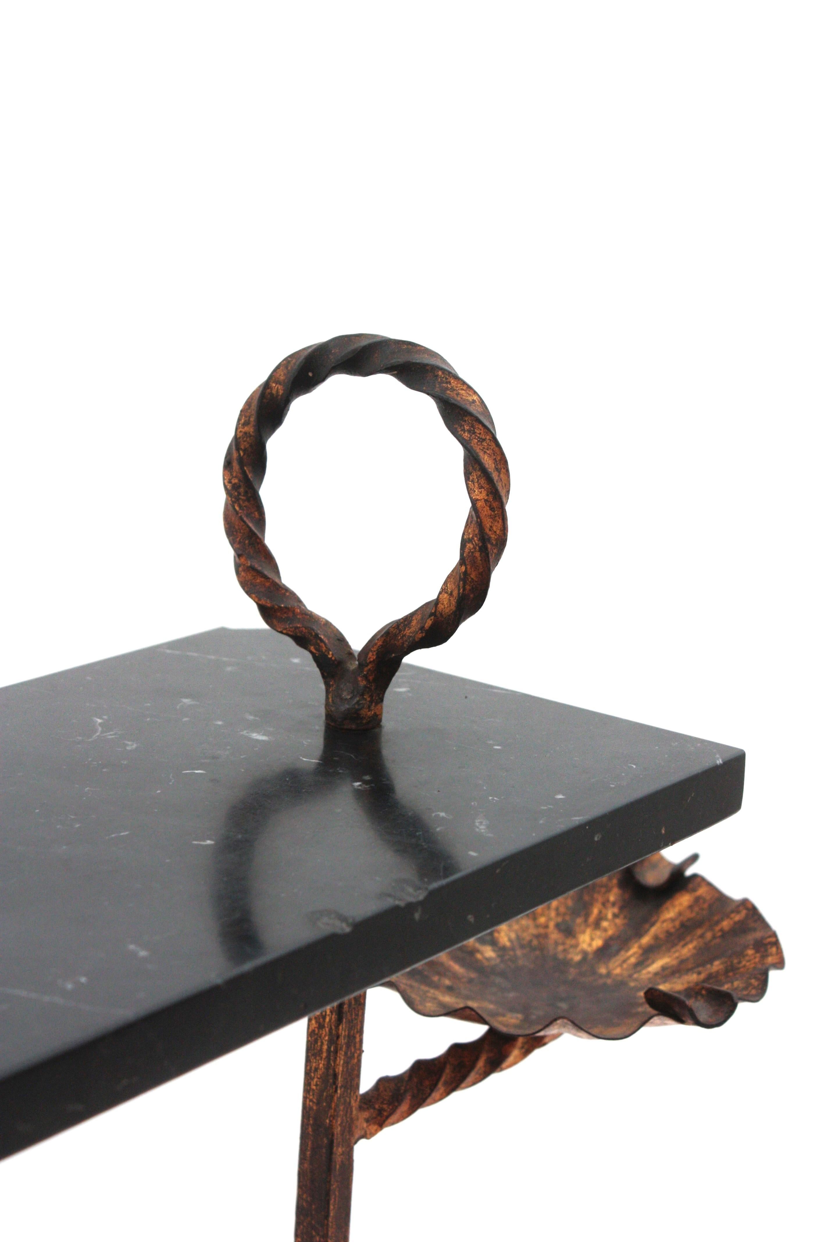 Métal Table à boissons à trois pieds espagnole avec cendrier en fer doré et marbre, années 1950 en vente
