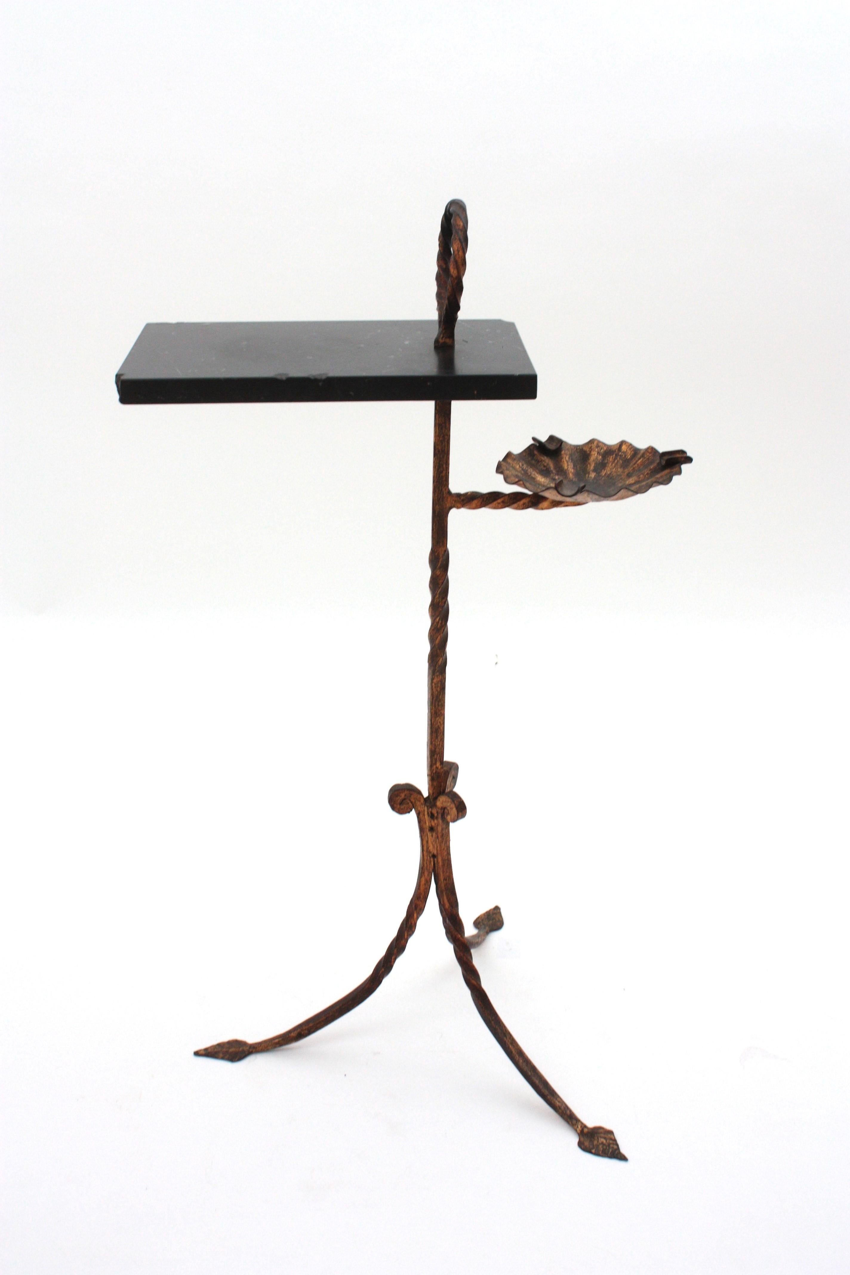 Table à boissons à trois pieds espagnole avec cendrier en fer doré et marbre, années 1950 en vente 1