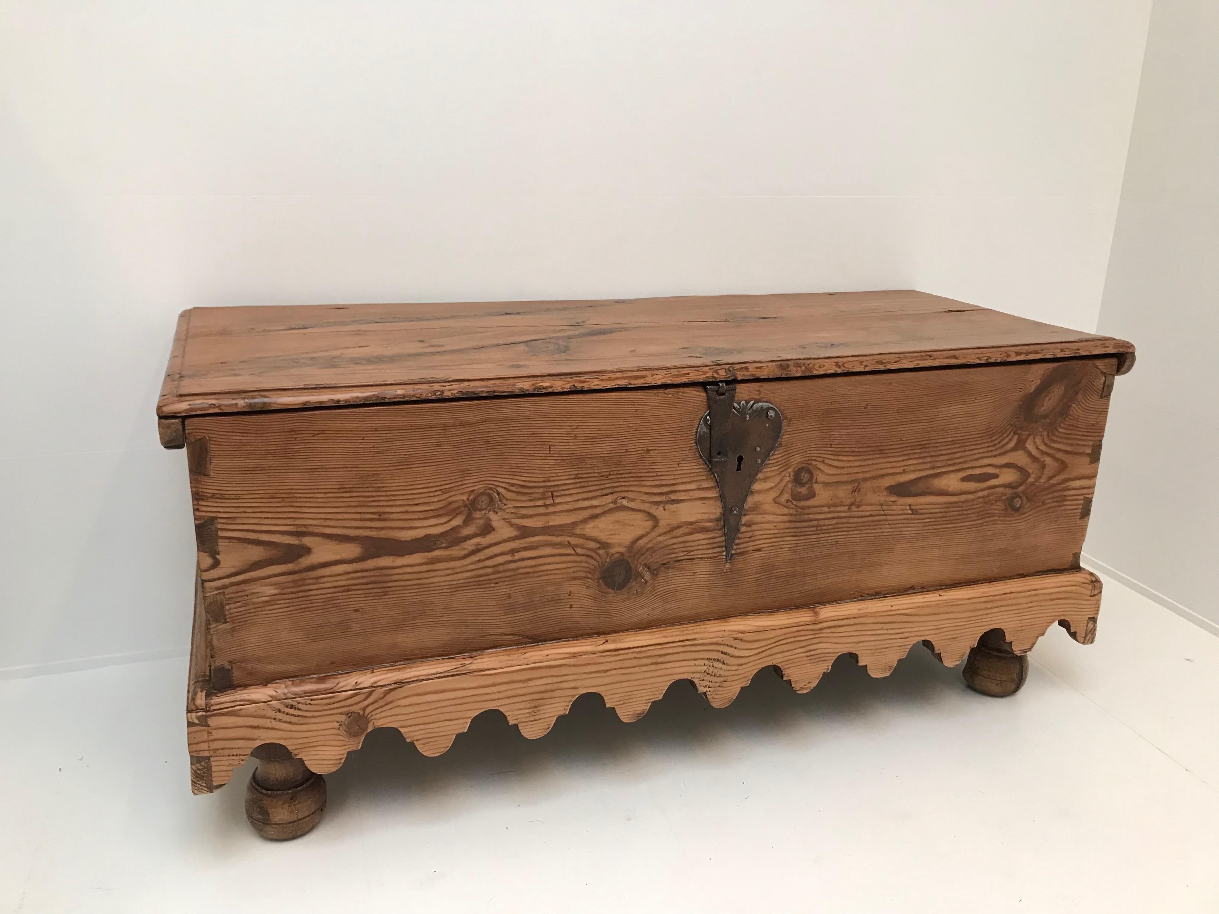Nicely patinated aged pine, Spanish trunk or coffer
Original hardware in a nice heart shaped form
Beautiful aging
Perfect at the foot of a bed or behind a couch.