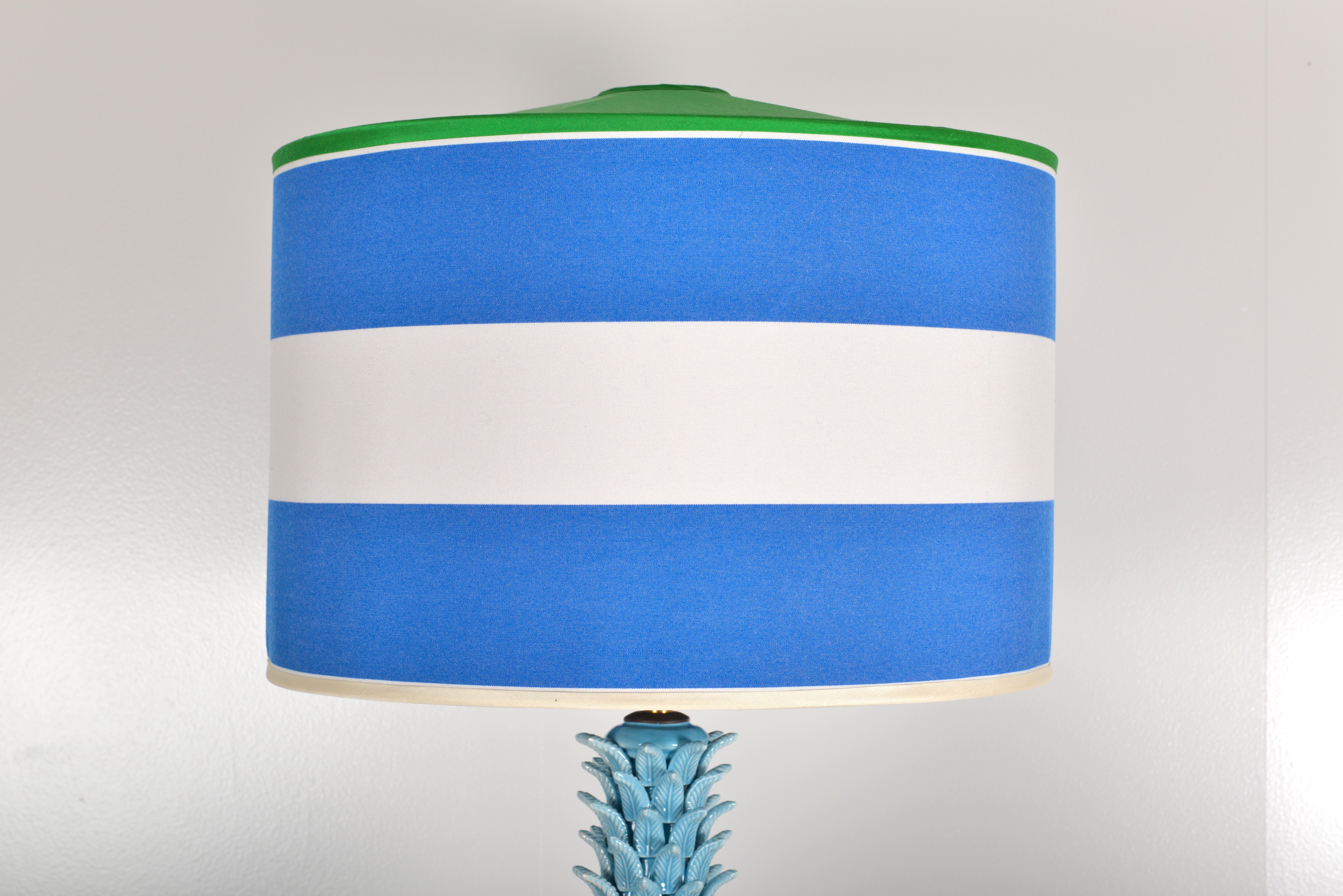 Vintage Spanish pineapple shaped ceramic table lamp in turquoise with new lampshade.
Impressive pineapple table lamp in a striking turquoise color. Raised on a giltwood square plinth. The sculpture detailing of the pineapple is of the highest