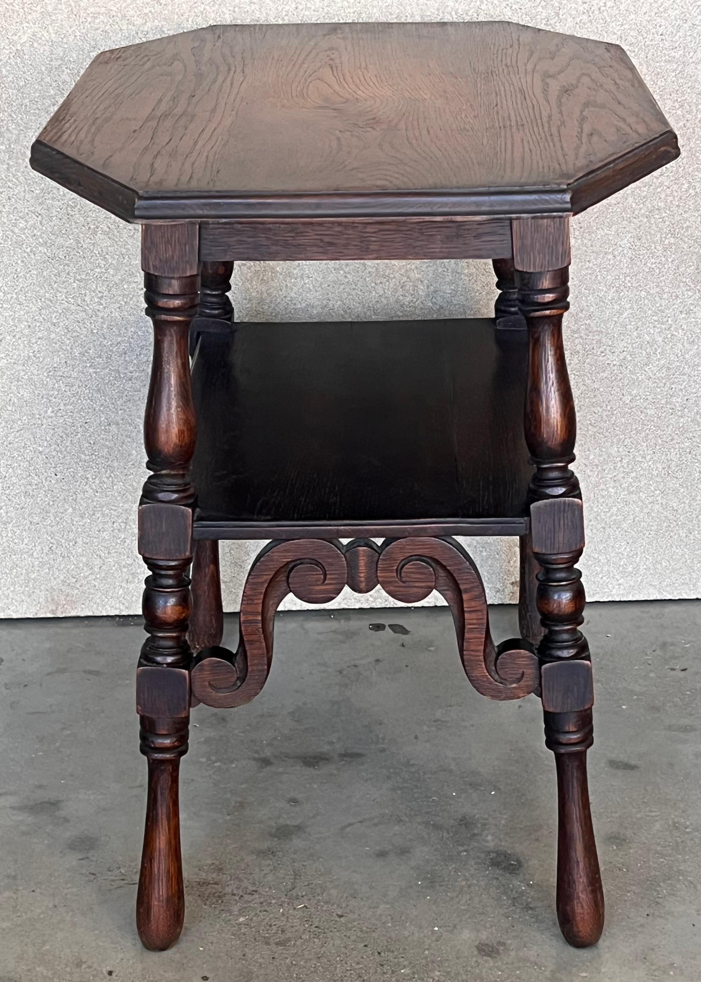 20ième siècle Table d'appoint console espagnole à deux niveaux en noyer avec pieds et brancards sculptés  en vente