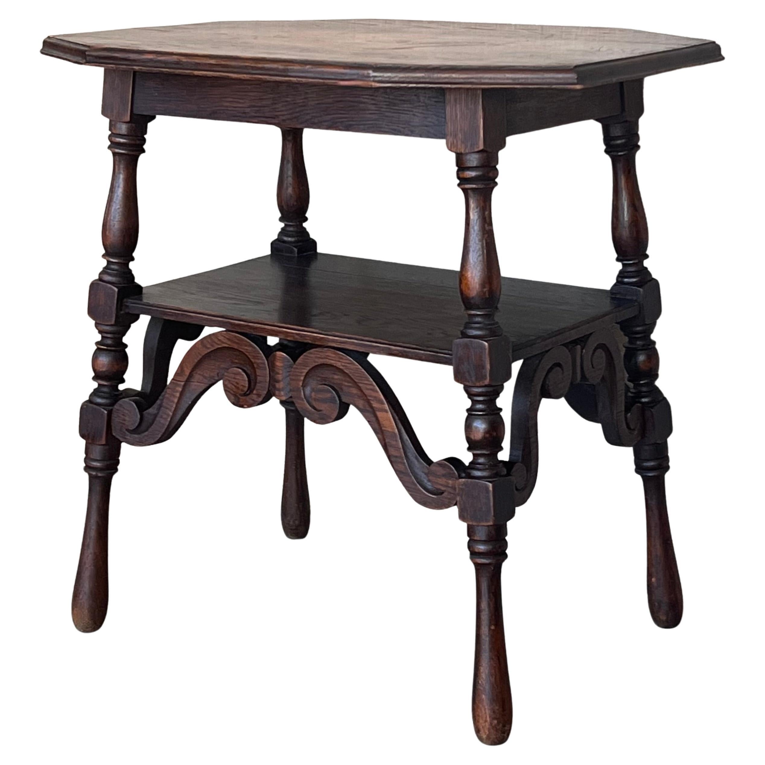 Table d'appoint console espagnole à deux niveaux en noyer avec pieds et brancards sculptés 