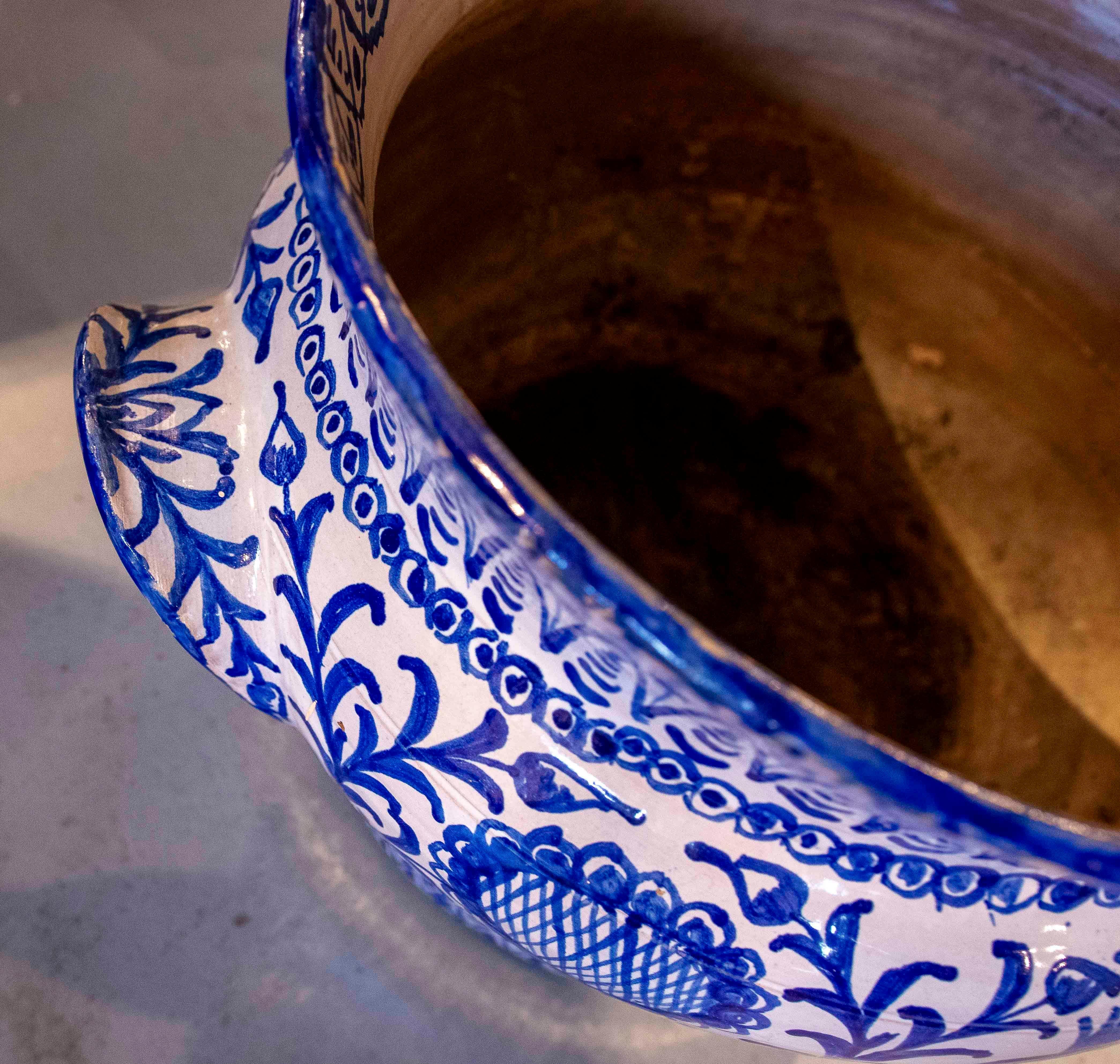 Typischer spanischer glasierter Keramiktopf in Blau- und Weißtönen im Angebot 6