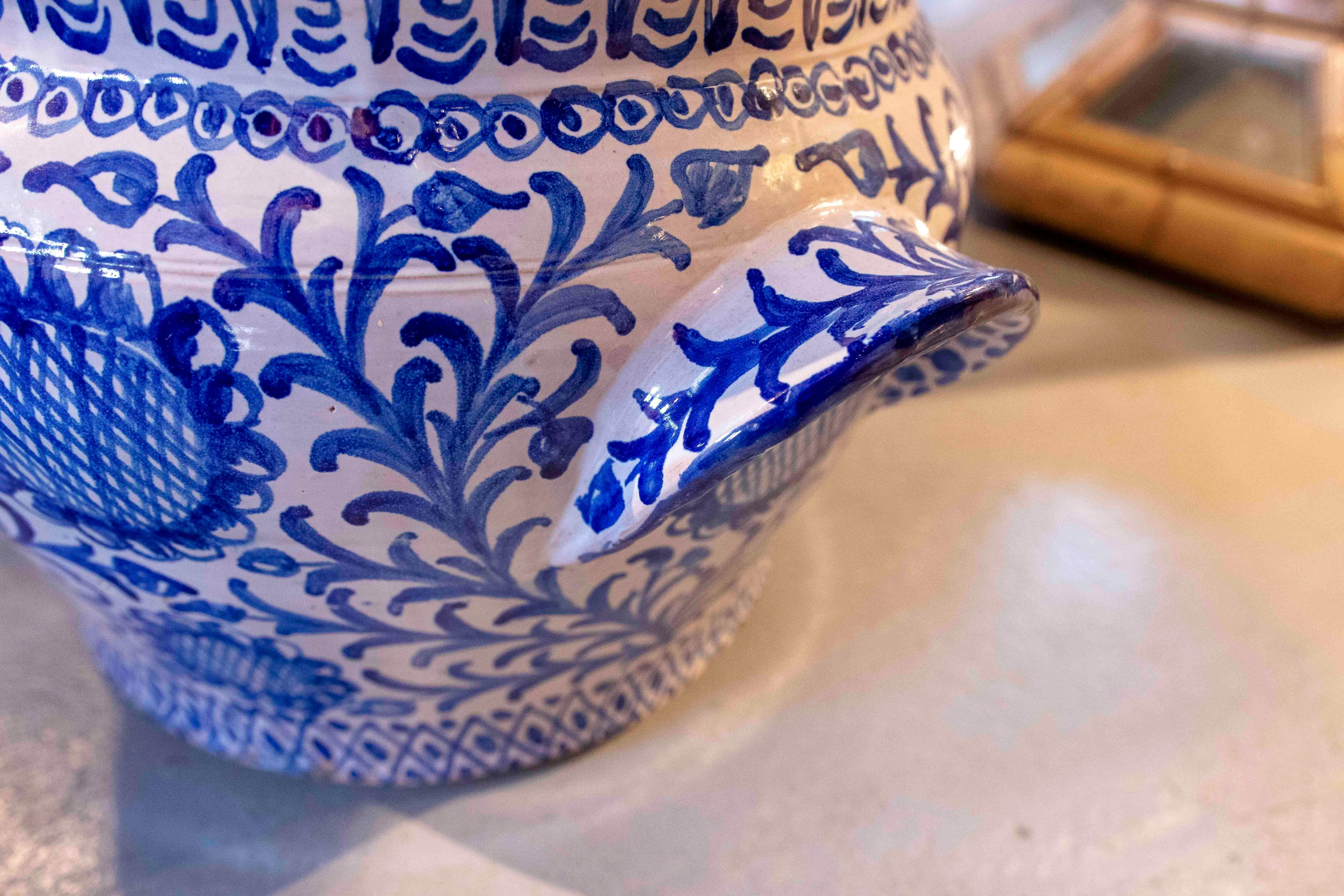 Typischer spanischer glasierter Keramiktopf in Blau- und Weißtönen im Angebot 8