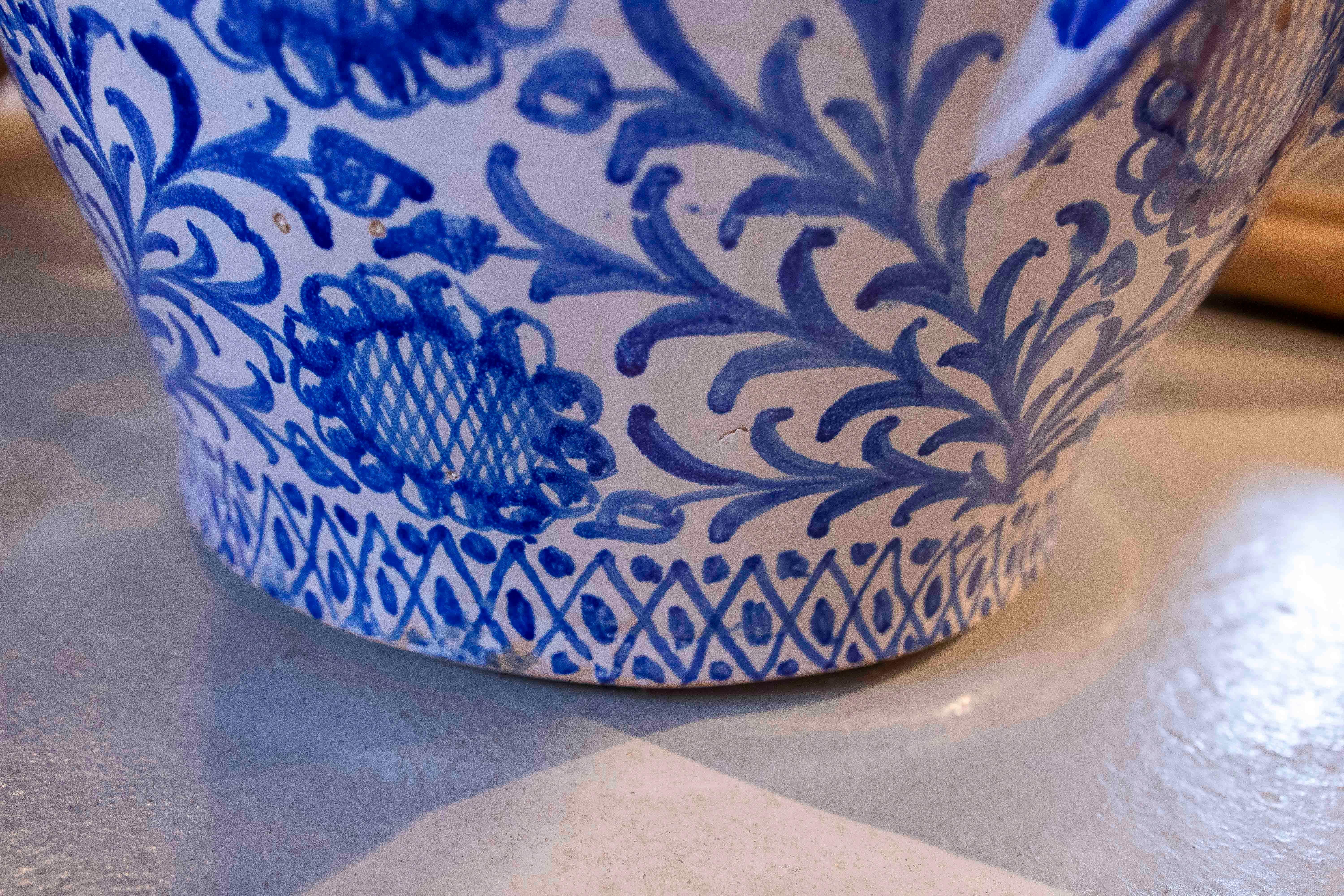 Typischer spanischer glasierter Keramiktopf in Blau- und Weißtönen im Angebot 11