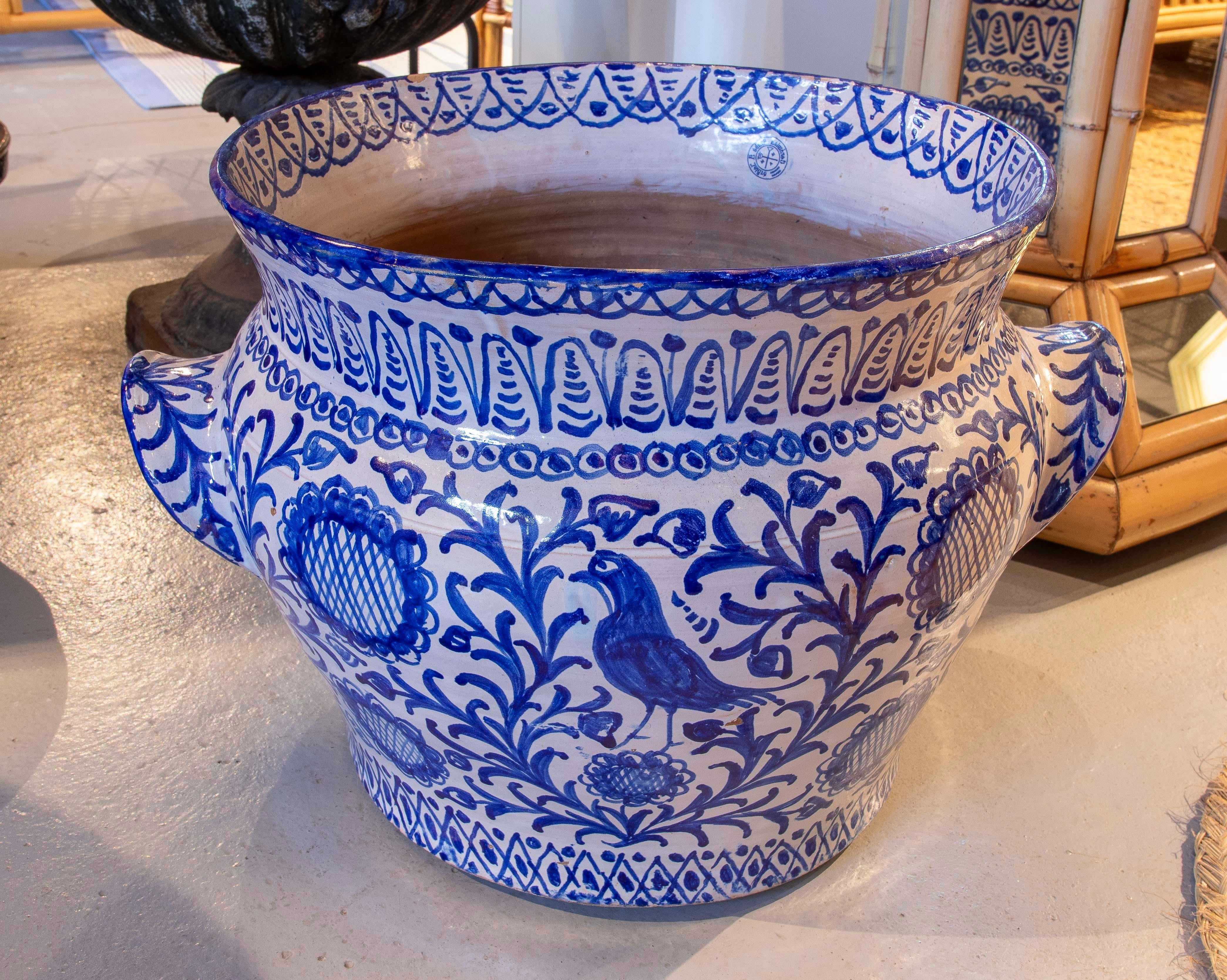 Spanish Typical Glazed Ceramic Pot in Blue and White Tones In Good Condition For Sale In Marbella, ES