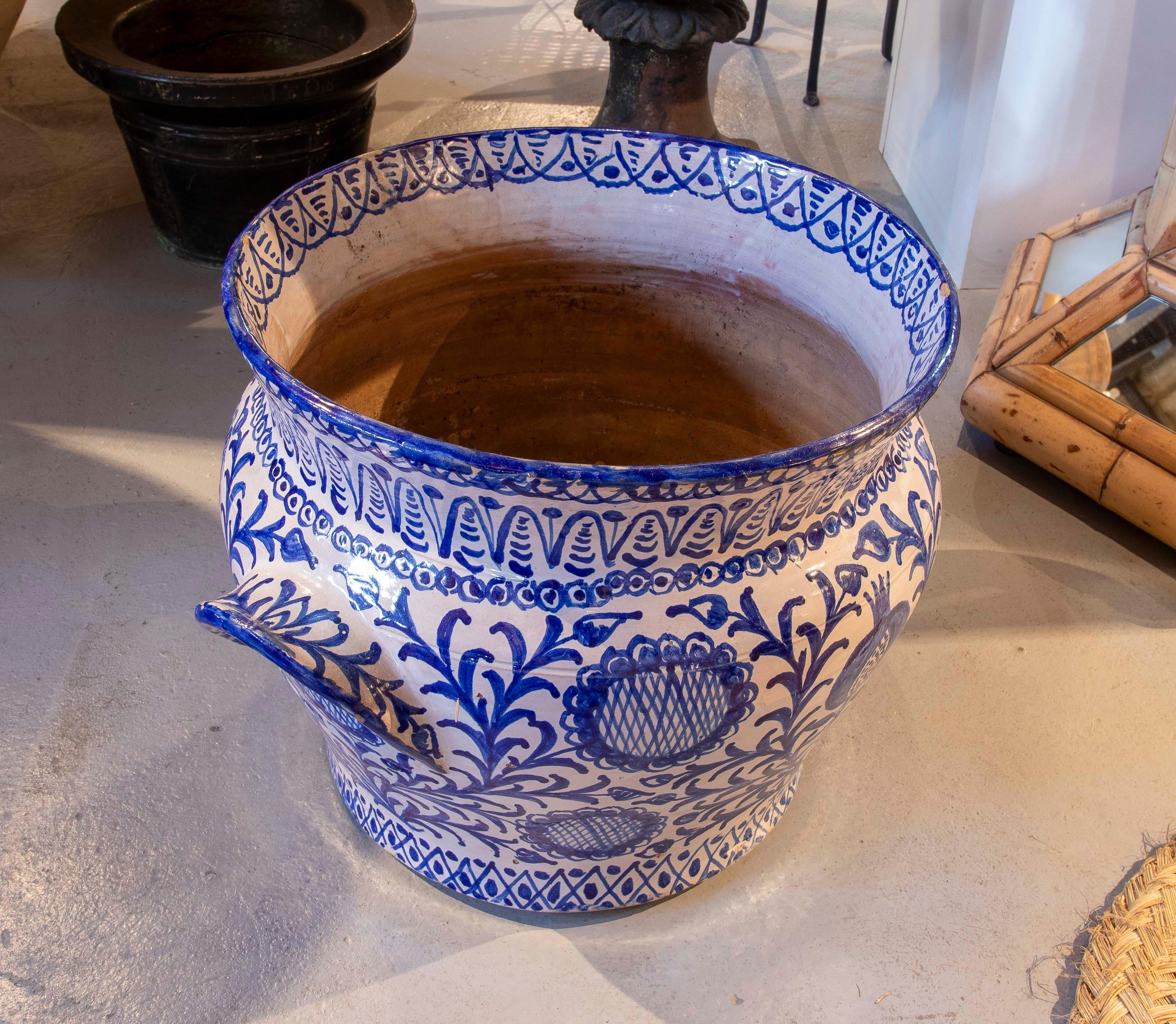 Typischer spanischer glasierter Keramiktopf in Blau- und Weißtönen im Angebot 1