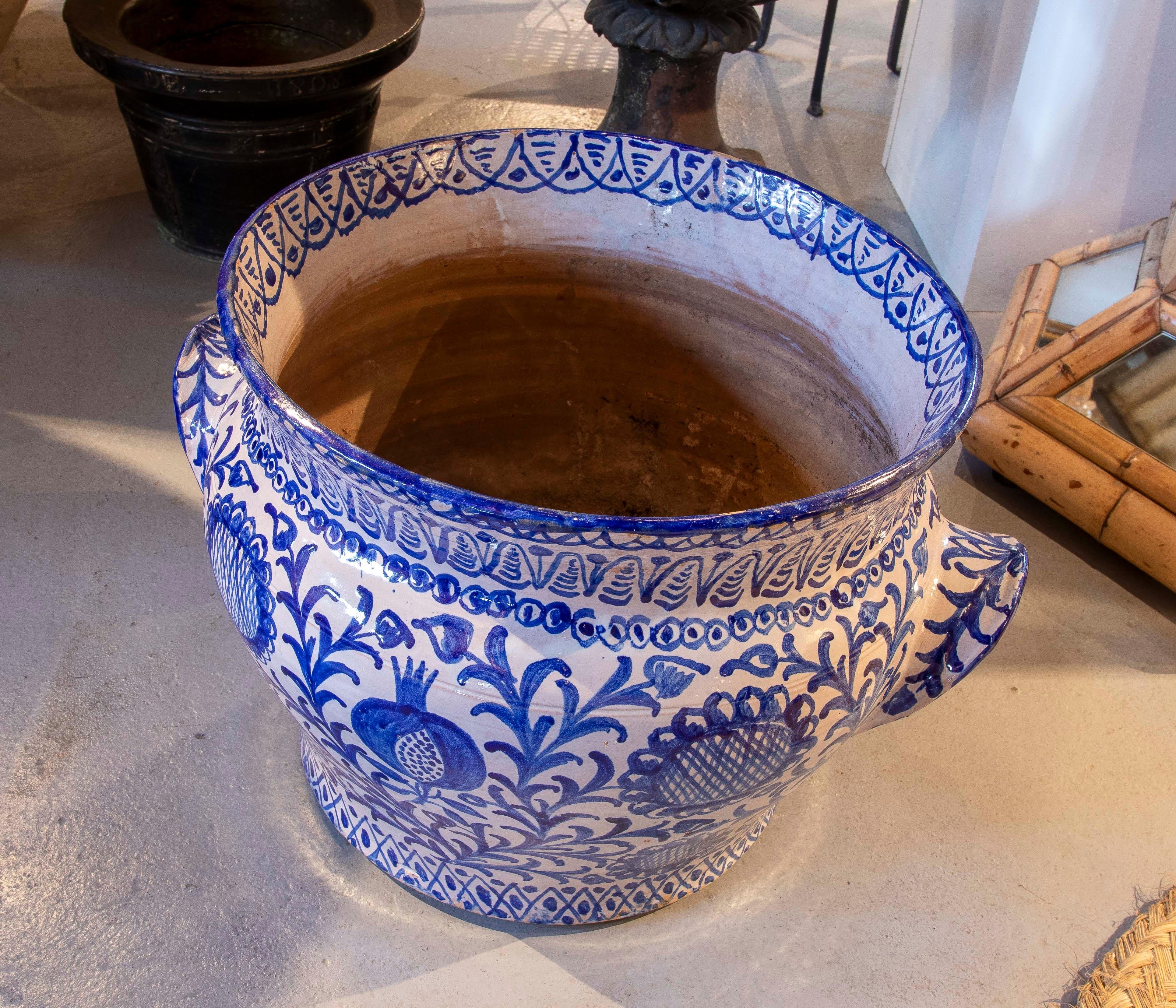 Typischer spanischer glasierter Keramiktopf in Blau- und Weißtönen im Angebot 2