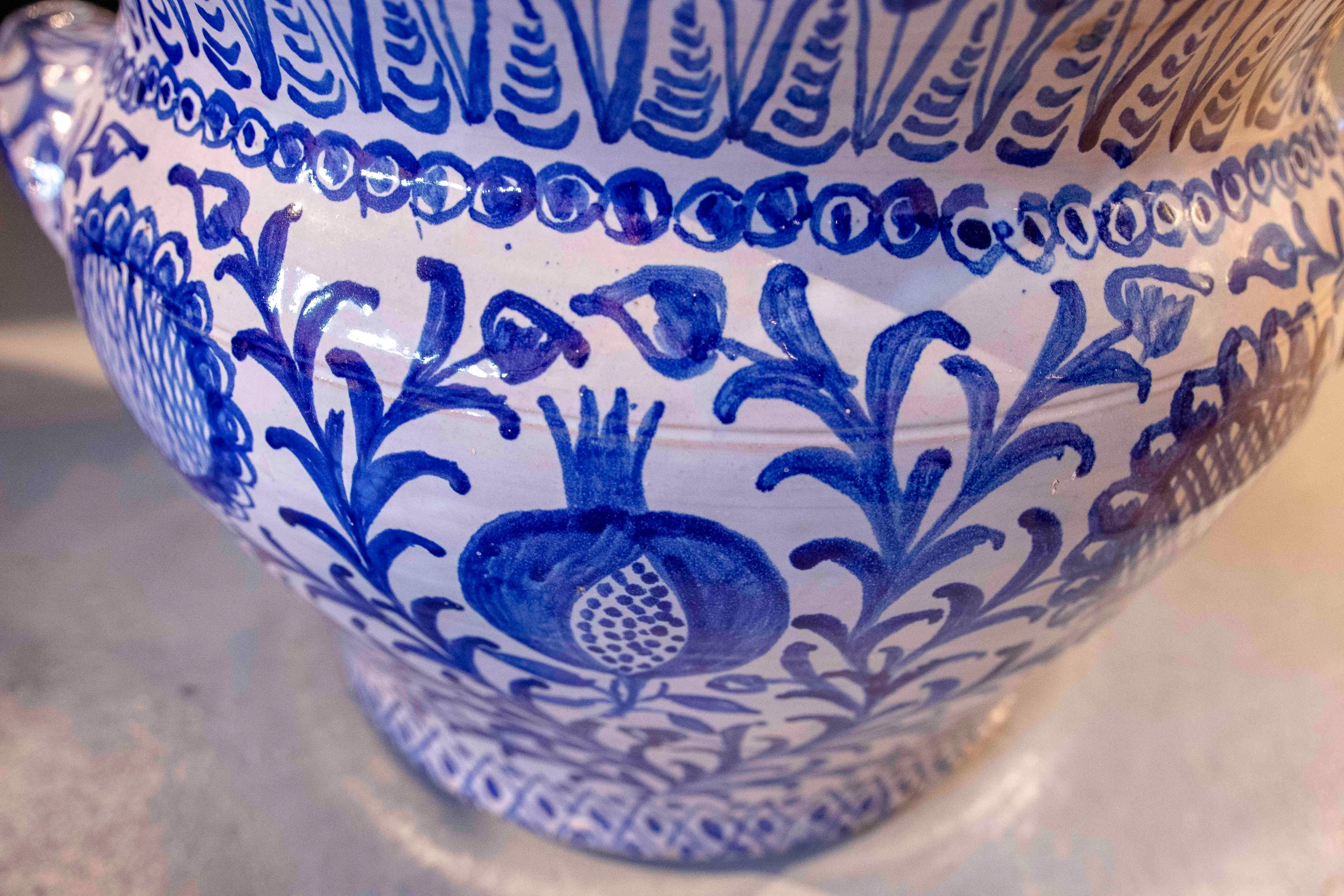 Typischer spanischer glasierter Keramiktopf in Blau- und Weißtönen im Angebot 3