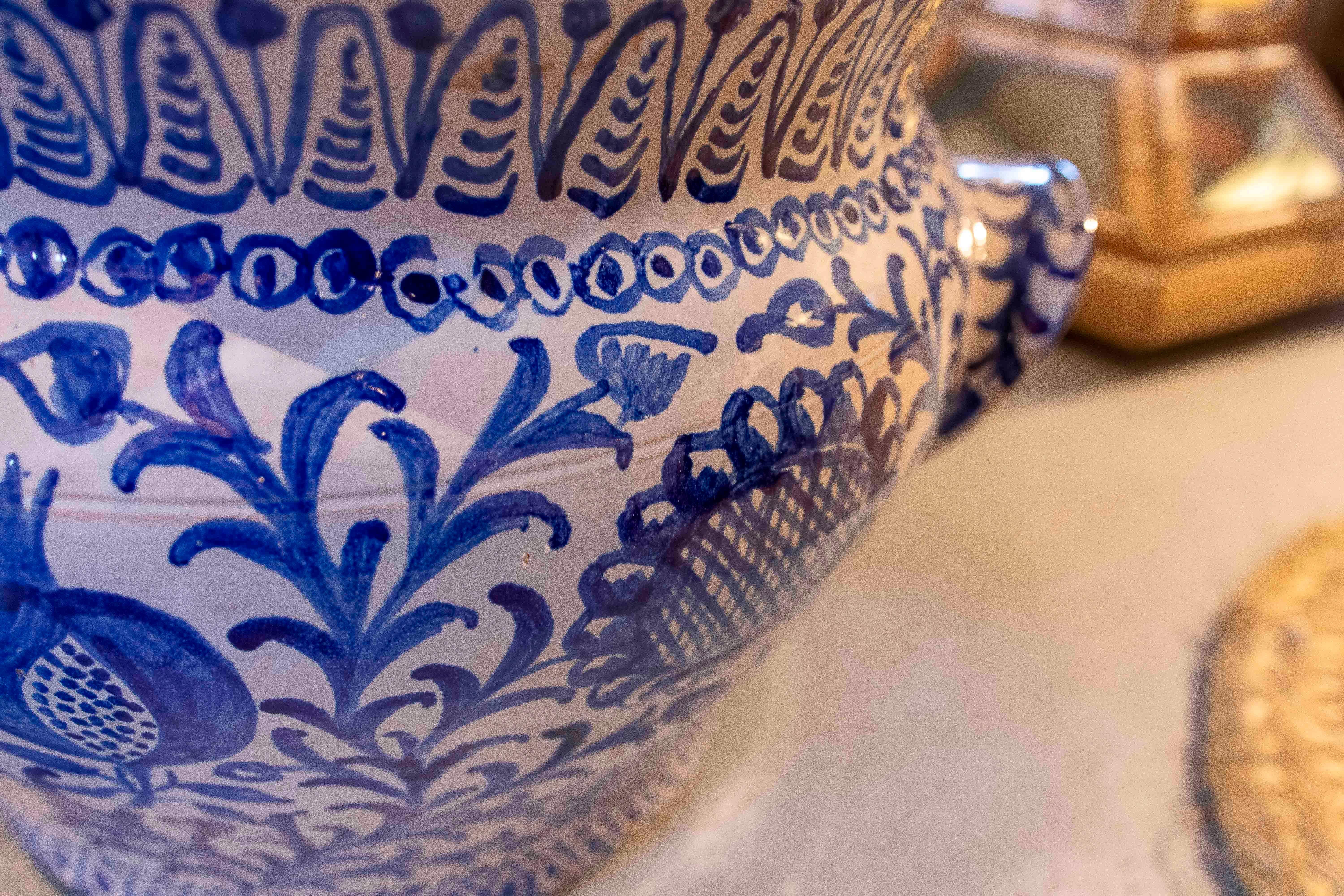 Typischer spanischer glasierter Keramiktopf in Blau- und Weißtönen im Angebot 4