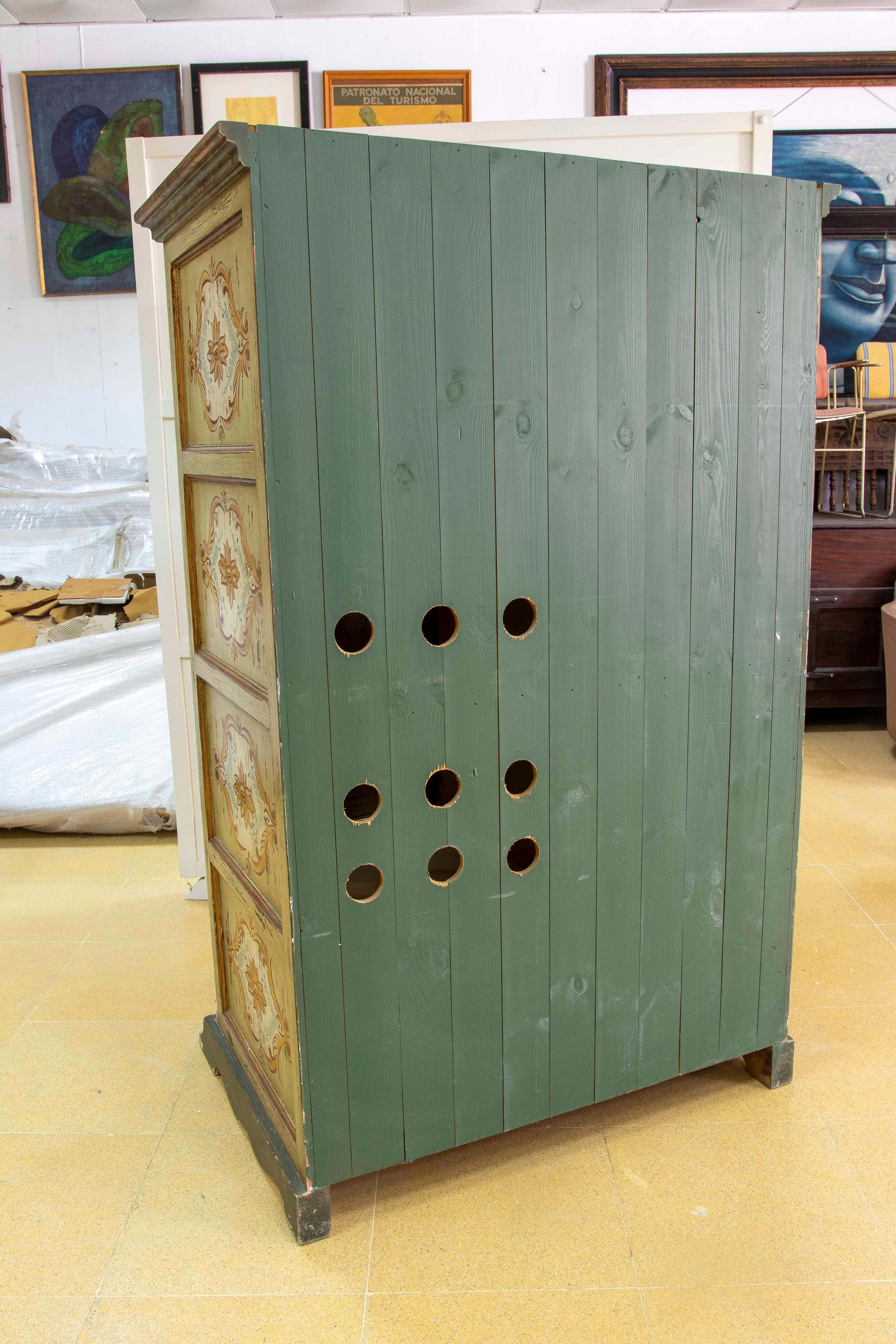 Armario Típico Español Pintado a Mano con Puertas de Rejilla y Cajón en venta 5