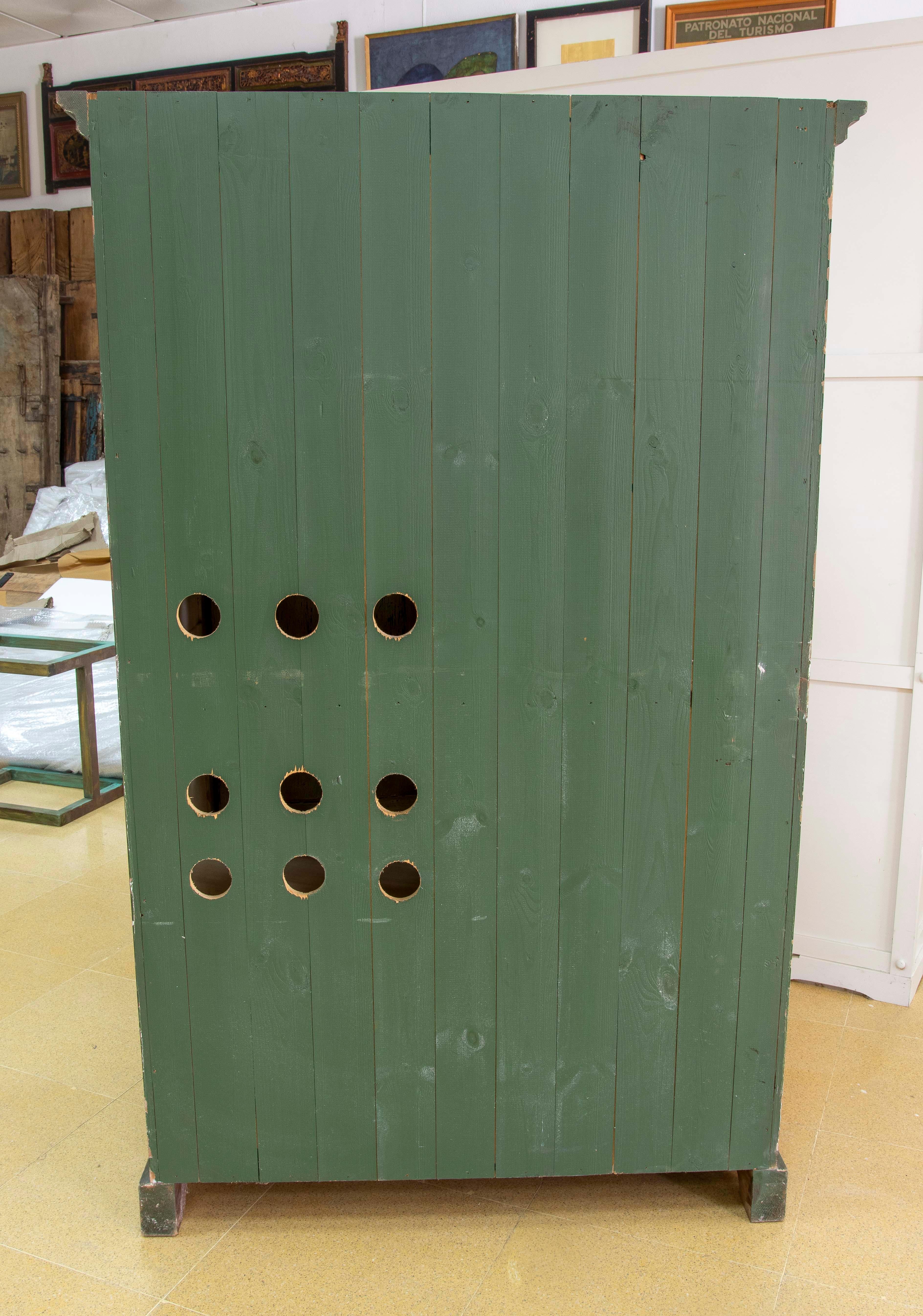 Armario Típico Español Pintado a Mano con Puertas de Rejilla y Cajón en venta 6