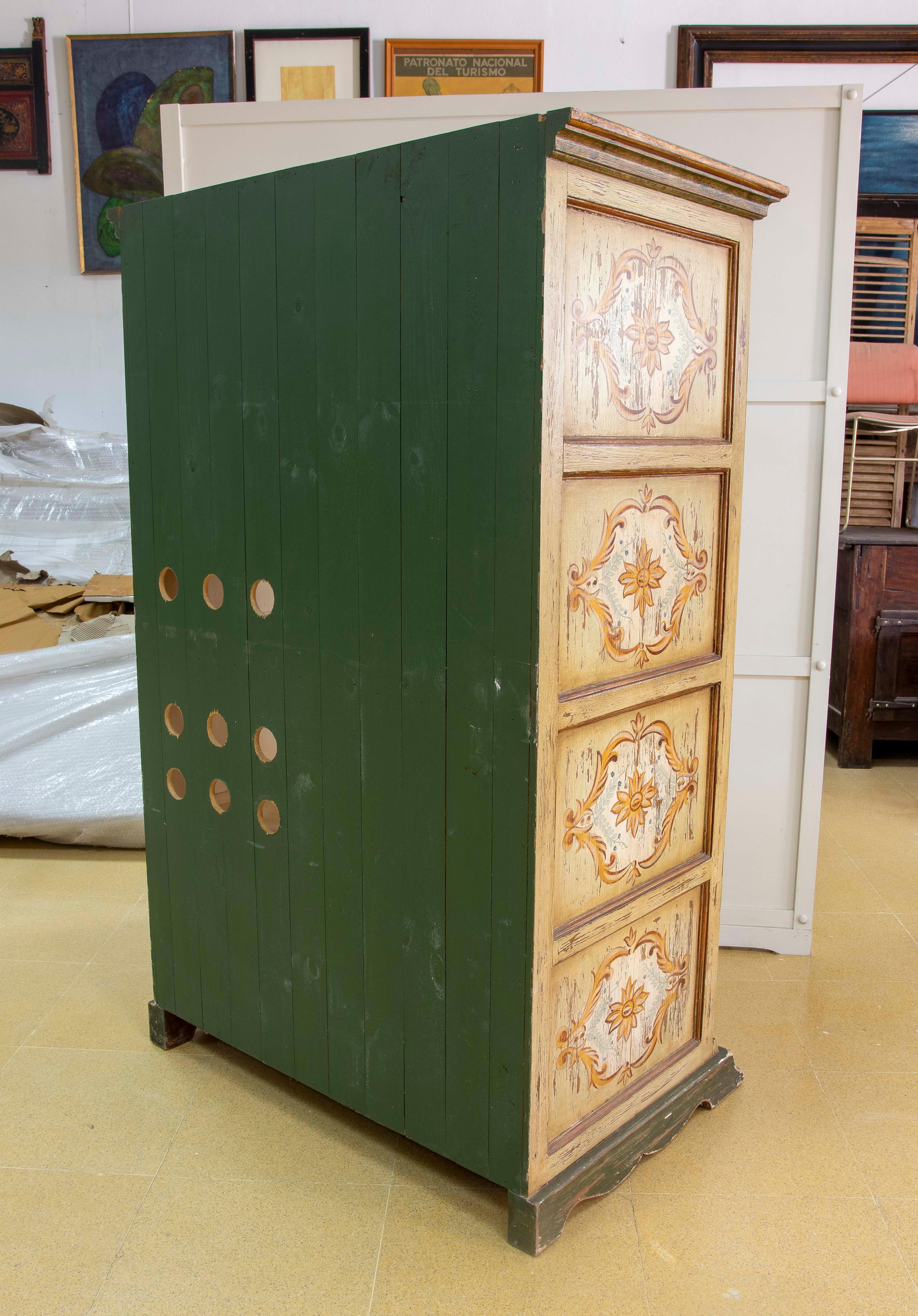 Armario Típico Español Pintado a Mano con Puertas de Rejilla y Cajón en venta 7