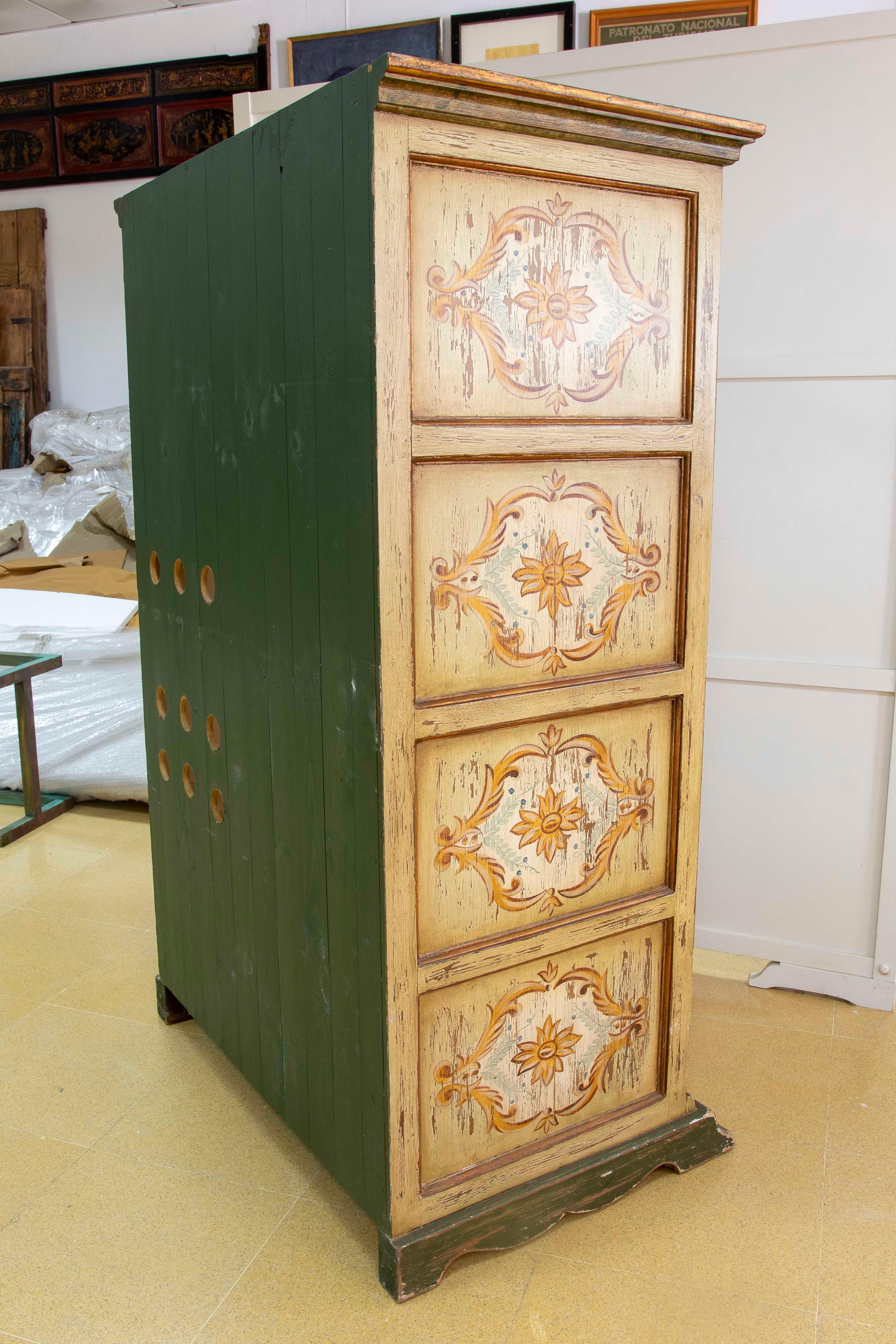 Armario Típico Español Pintado a Mano con Puertas de Rejilla y Cajón en venta 8