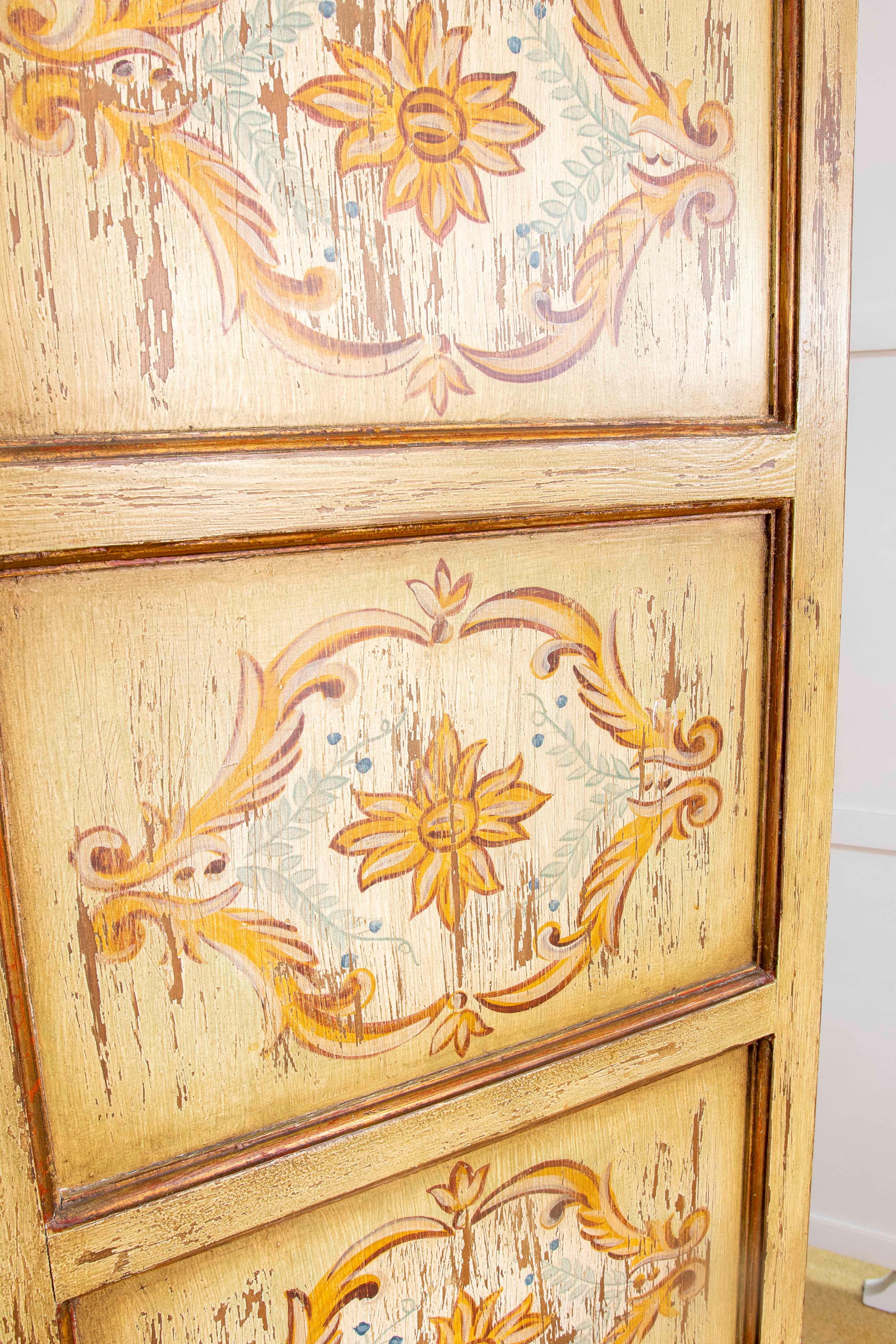 Armario Típico Español Pintado a Mano con Puertas de Rejilla y Cajón en venta 9