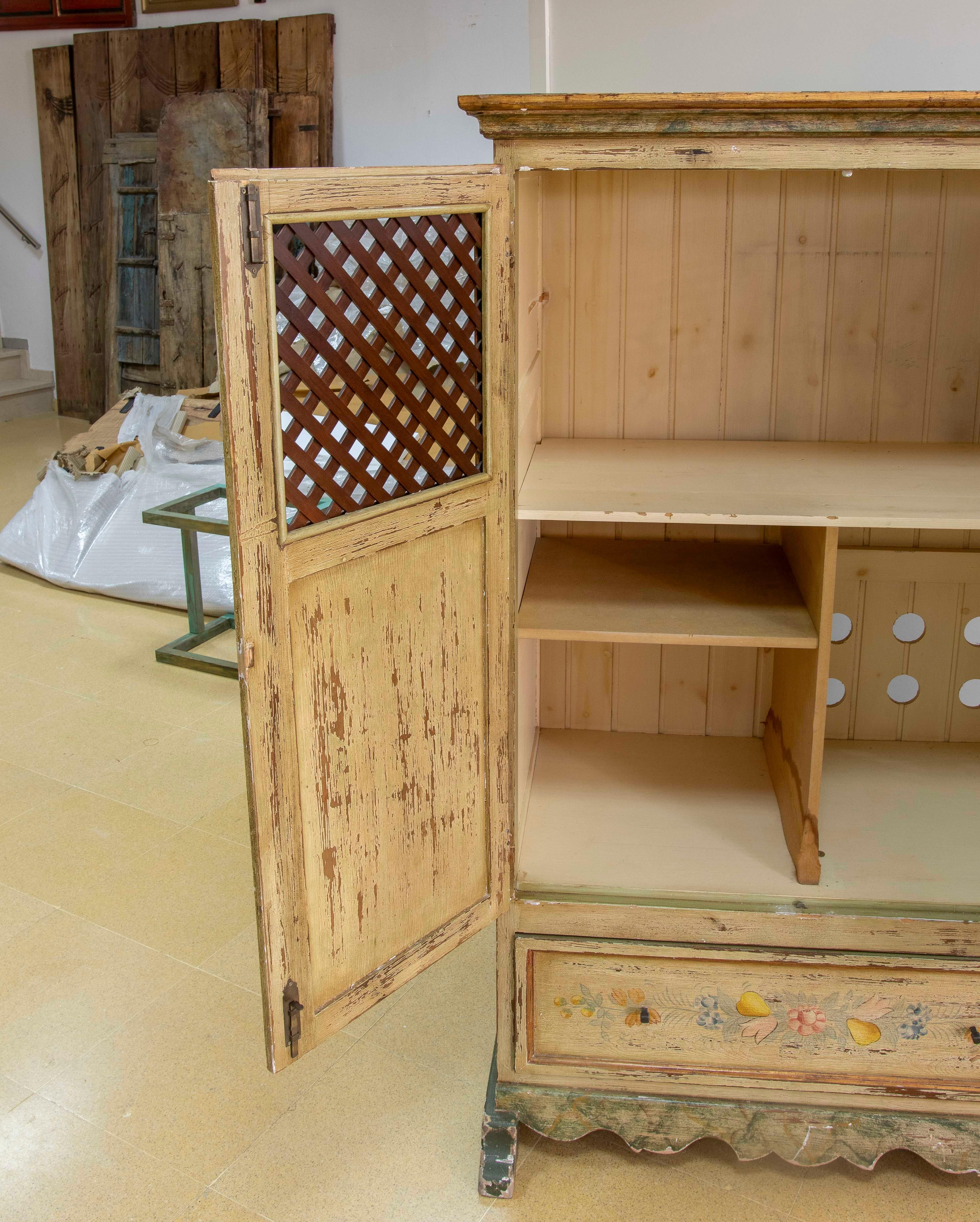 Armario Típico Español Pintado a Mano con Puertas de Rejilla y Cajón en Bueno estado para la venta en Marbella, ES