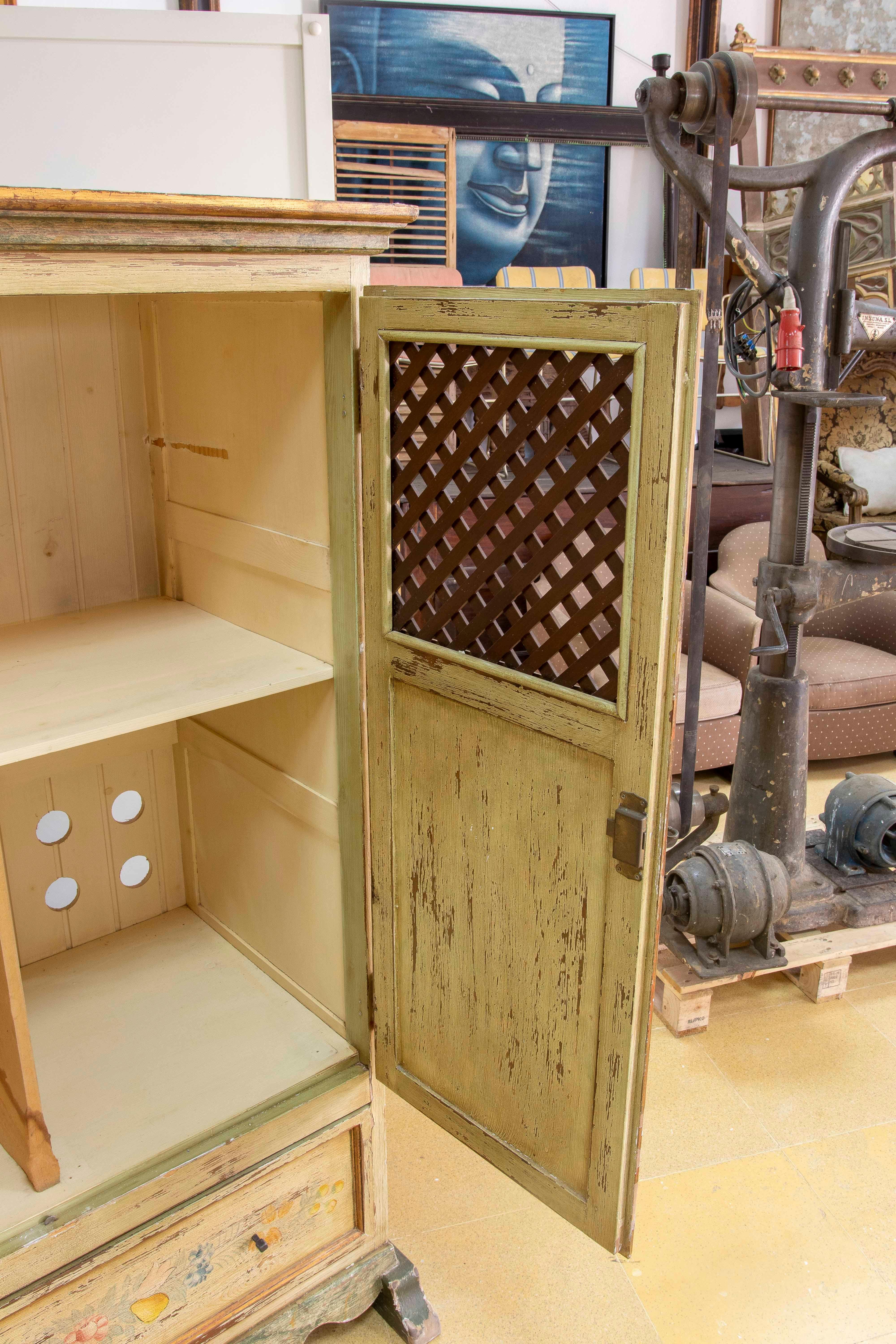 Armario Típico Español Pintado a Mano con Puertas de Rejilla y Cajón siglo XX en venta