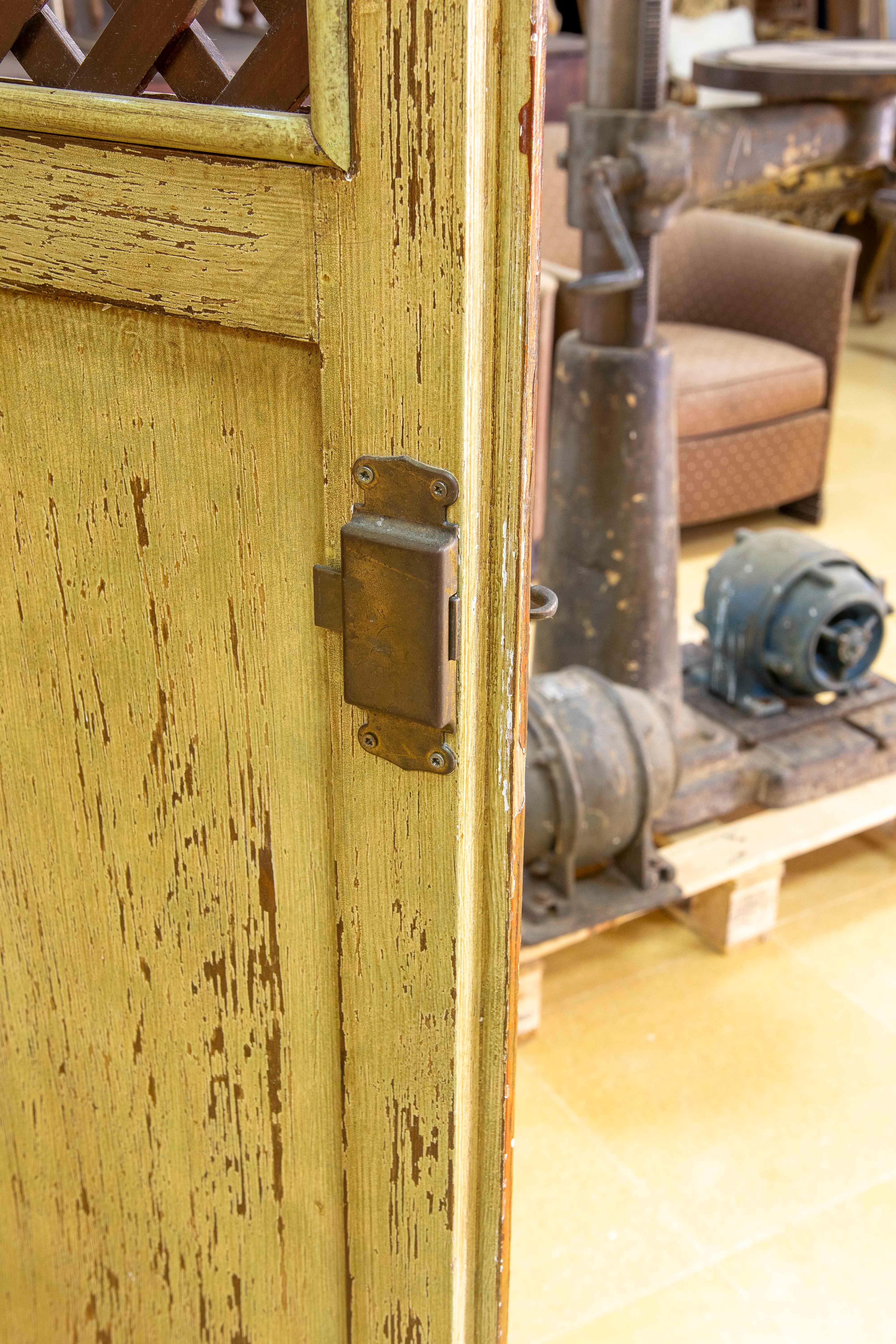 Armario Típico Español Pintado a Mano con Puertas de Rejilla y Cajón Madera en venta