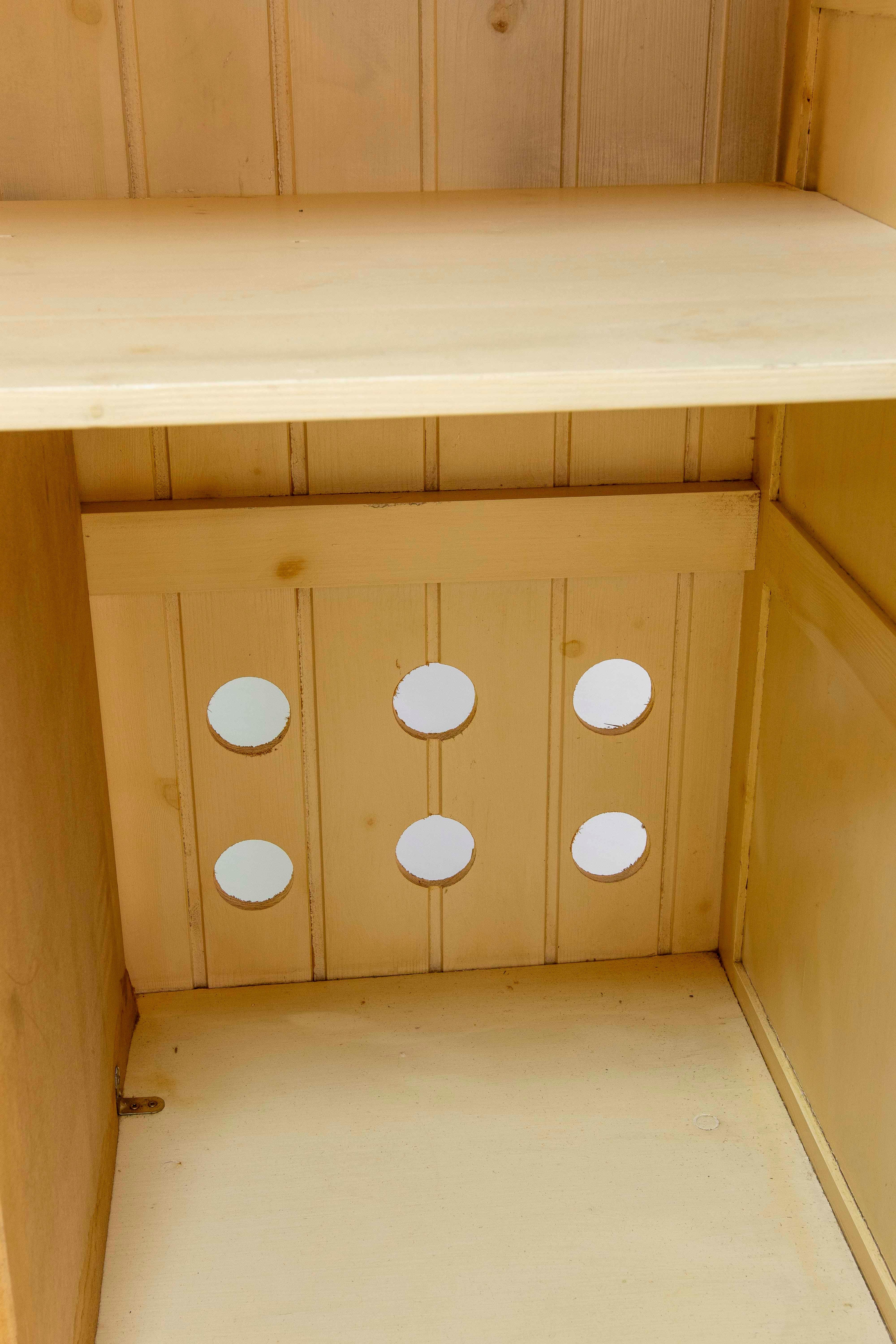 Armario Típico Español Pintado a Mano con Puertas de Rejilla y Cajón en venta 1
