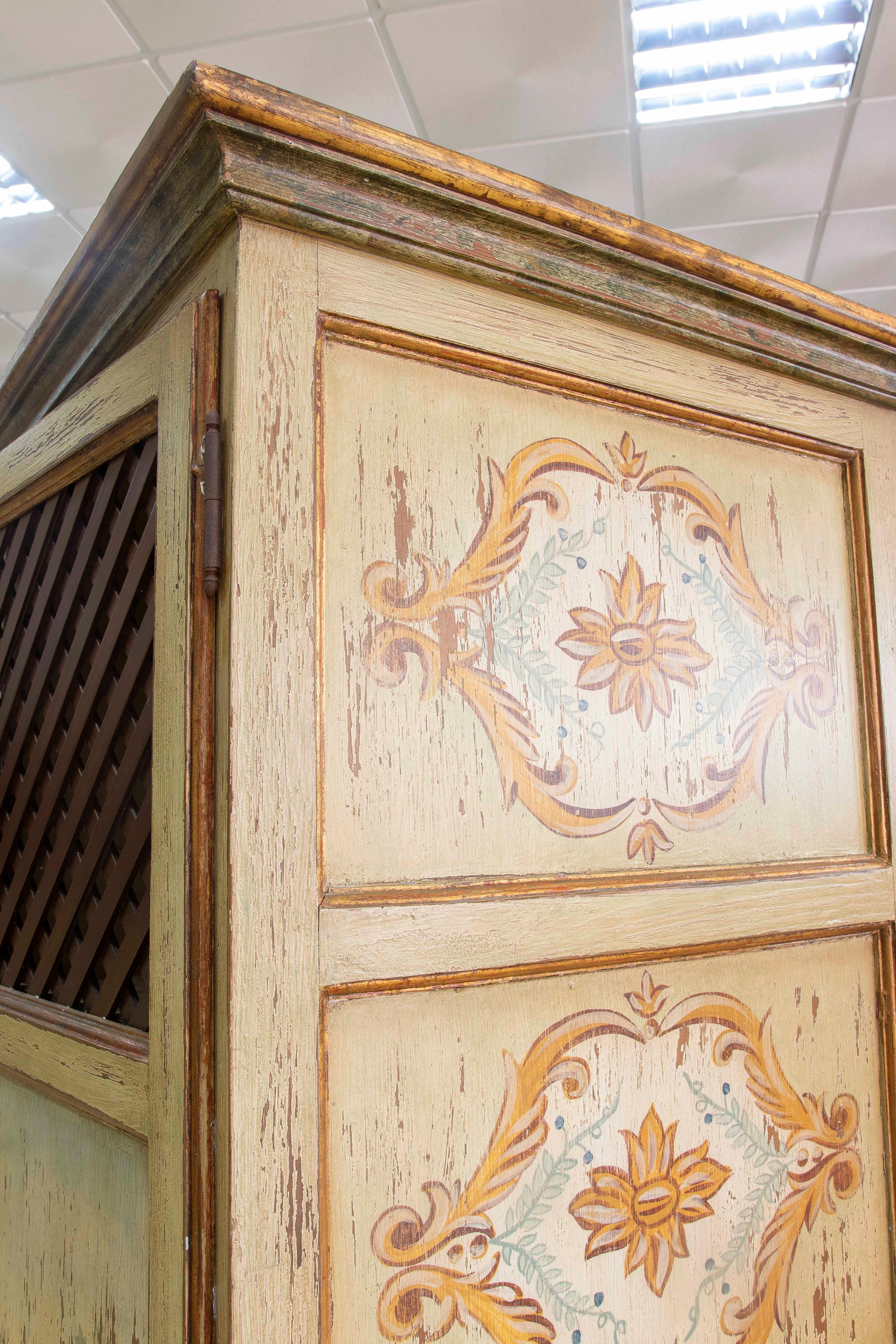 Armario Típico Español Pintado a Mano con Puertas de Rejilla y Cajón en venta 3