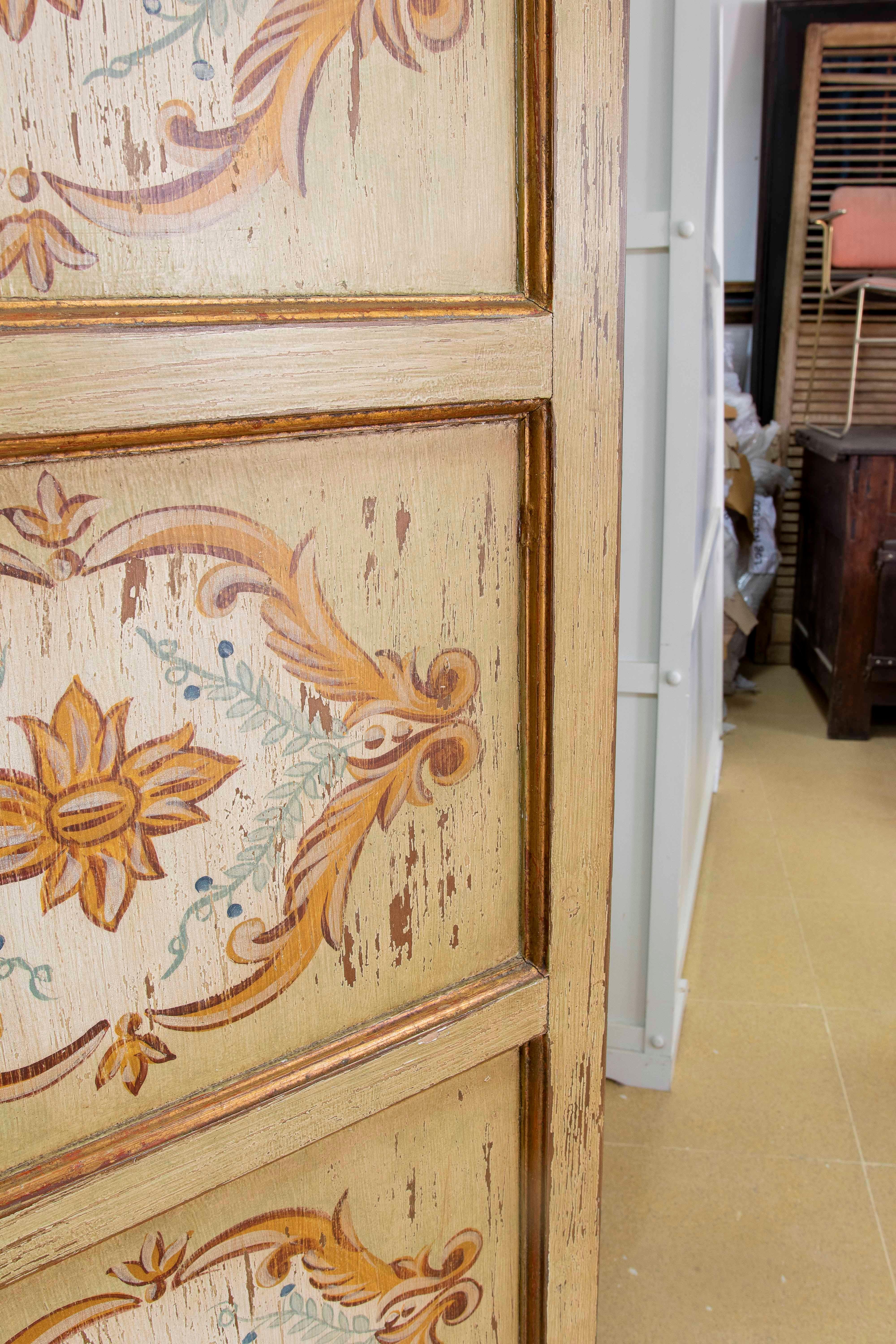 Armario Típico Español Pintado a Mano con Puertas de Rejilla y Cajón en venta 4