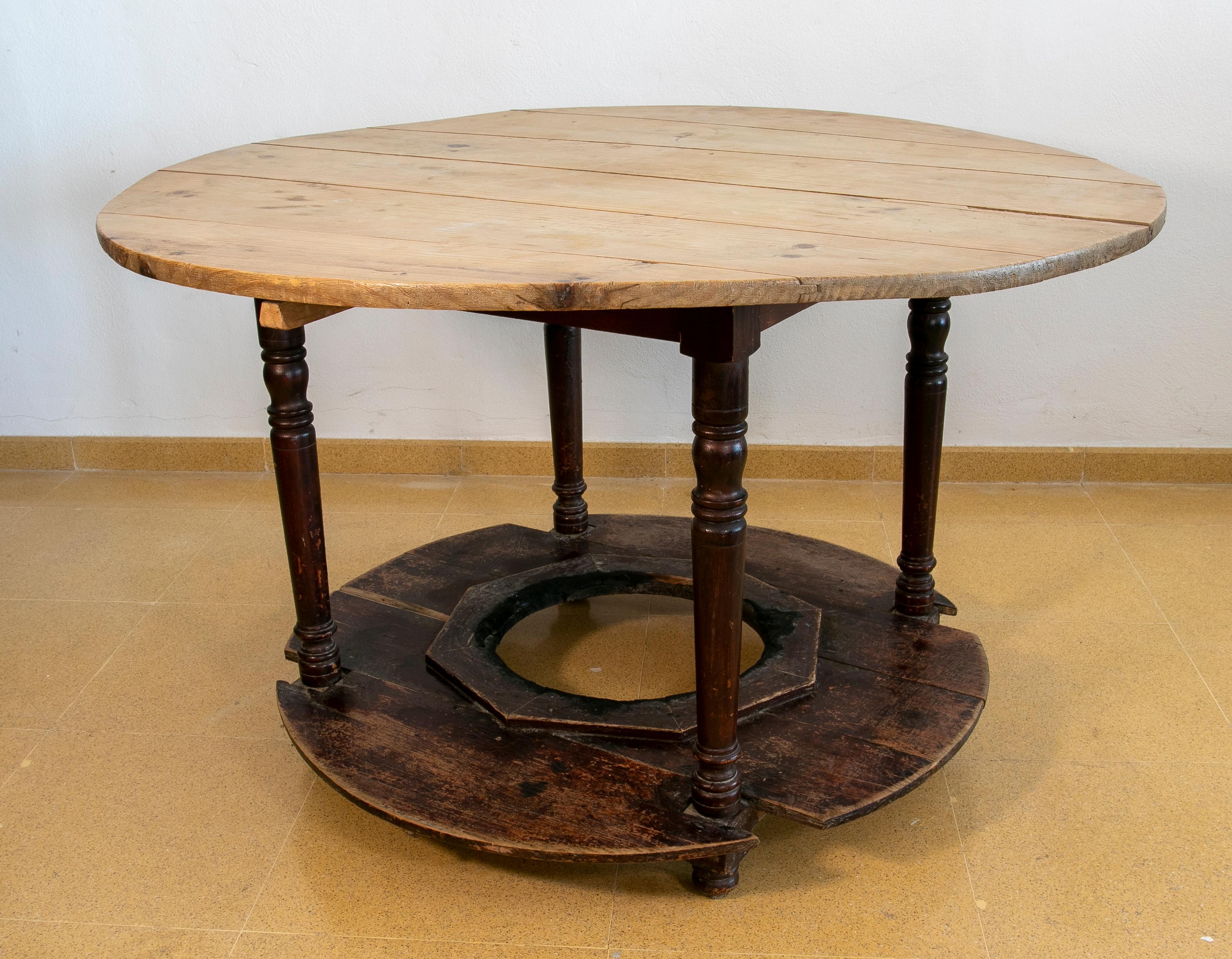 Table ronde en bois typique espagnole pour placer le brasero.