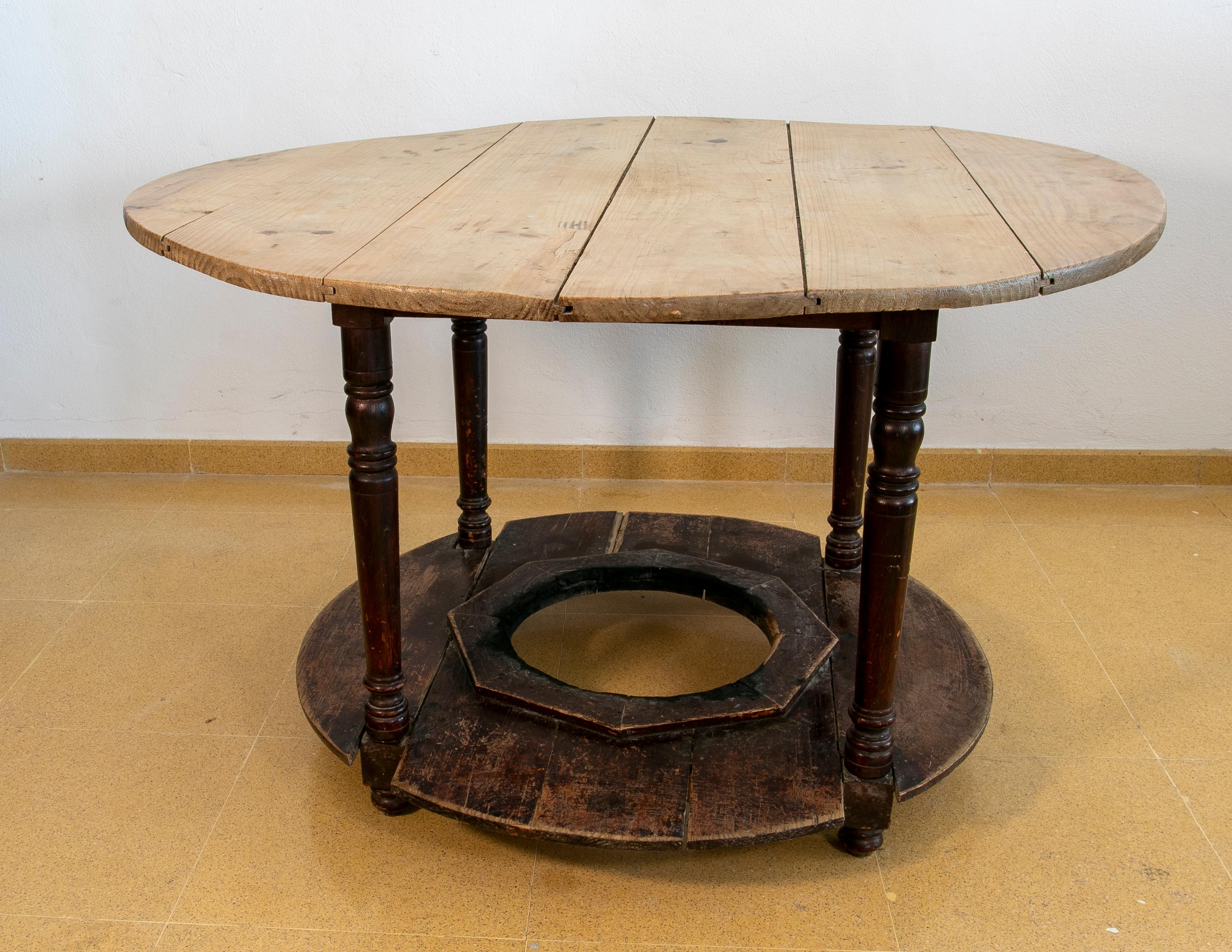Spanish Typical Round Wooden Table to Place Brazier In Good Condition For Sale In Marbella, ES