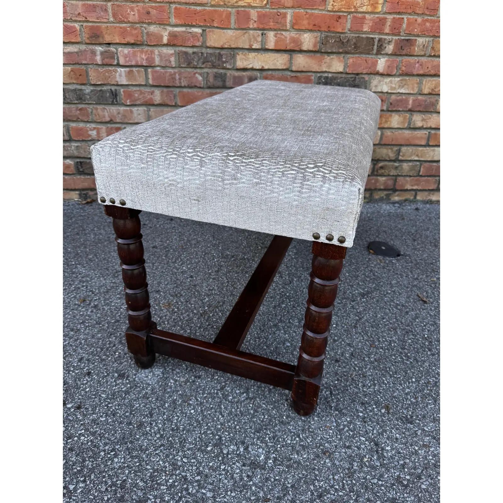 Ce magnifique banc anglais à pieds en bobine a un nouveau look et est prêt pour une nouvelle maison ! Récemment retapissé, notre banc a été récemment retapissé pour la suite de son voyage avec un doux tissu gris et blanc, maintenu par des têtes de