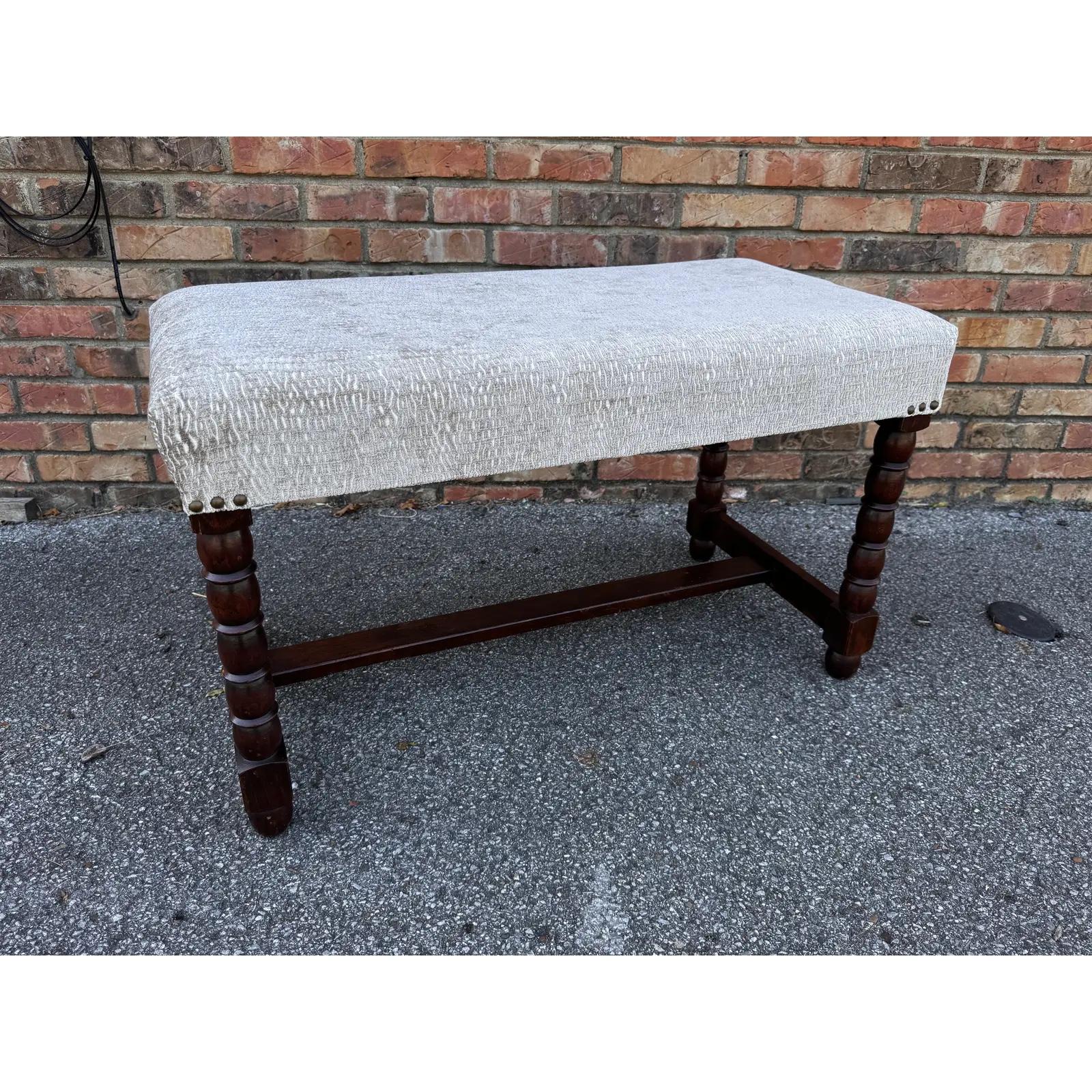 Banc espagnol tapissé à pieds en forme de bobine Bon état - En vente à Nashville, TN