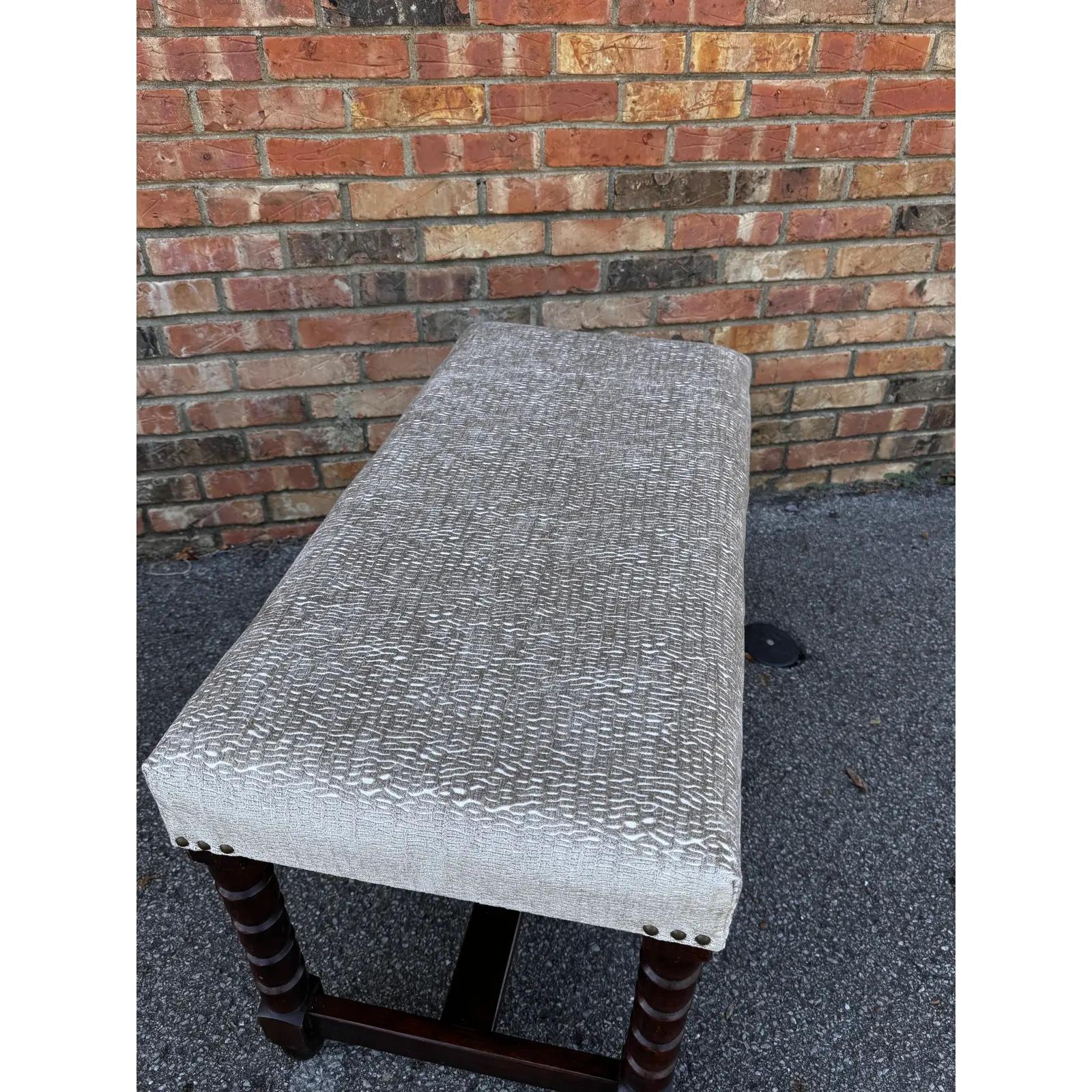 Banc espagnol tapissé à pieds en forme de bobine en vente 1