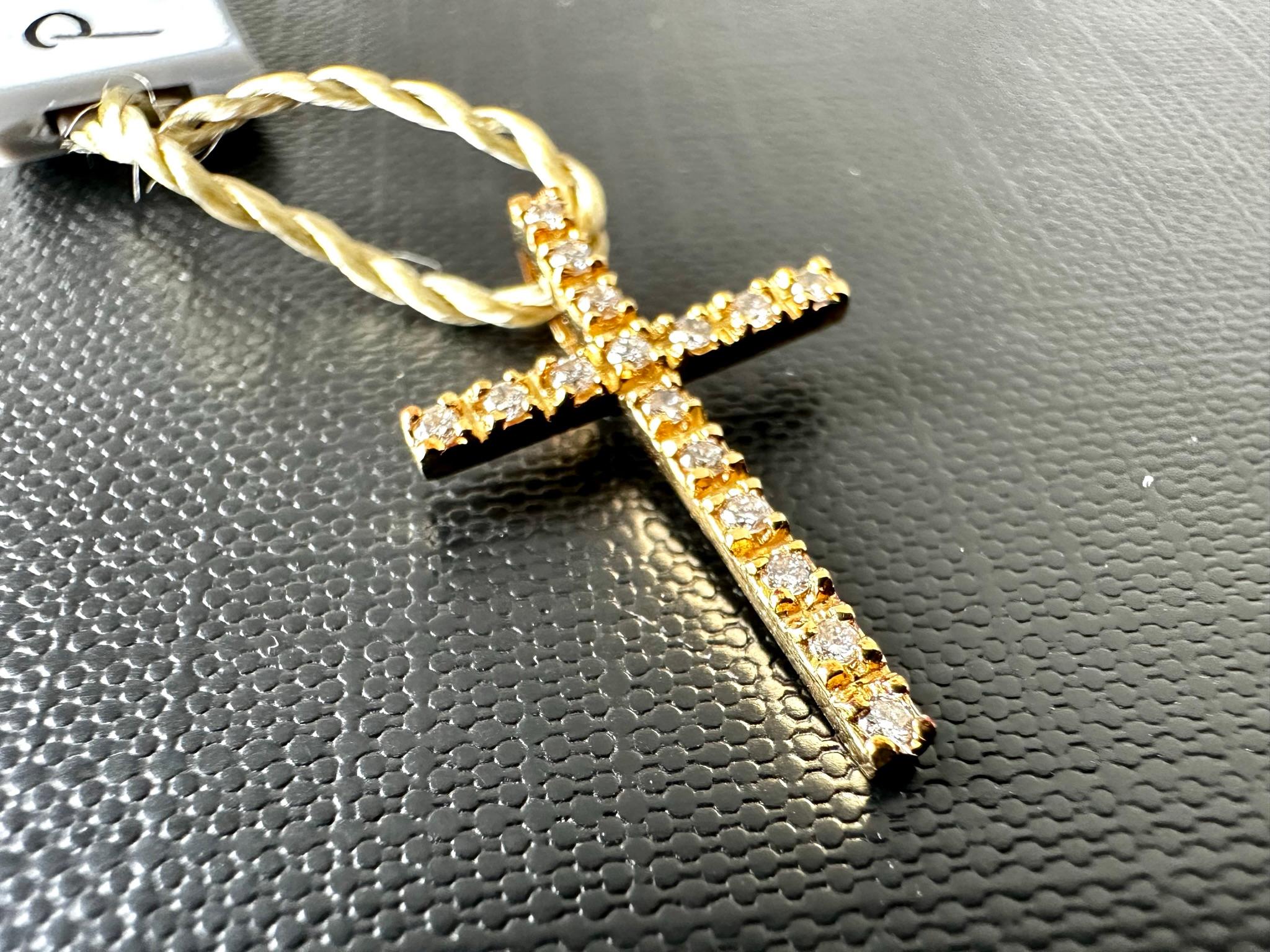 Spanish Vintage 18kt Yellow Gold Cross with Diamonds In Good Condition For Sale In Esch-Sur-Alzette, LU