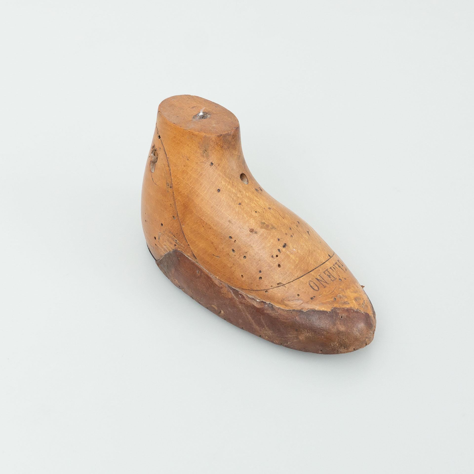 Vintage wooden shoe last.
By unknown manufacturer from Spain, circa 1940.

In original condition, with minor wear consistent with age and use, preserving a beautiful patina.

Material:
Wood

Dimensions:
D 23 cm x W 10 cm x H 12 cm.