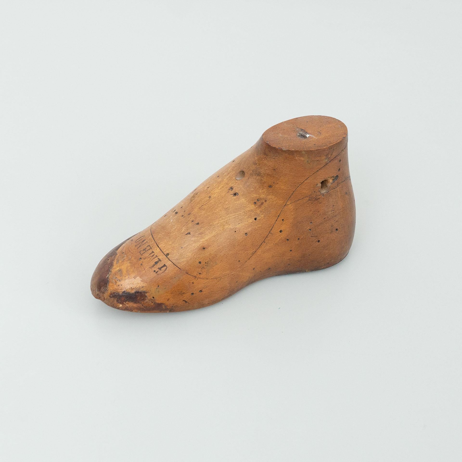 Mid-Century Modern Spanish Vintage Wooden Shoe Last, circa 1940 For Sale
