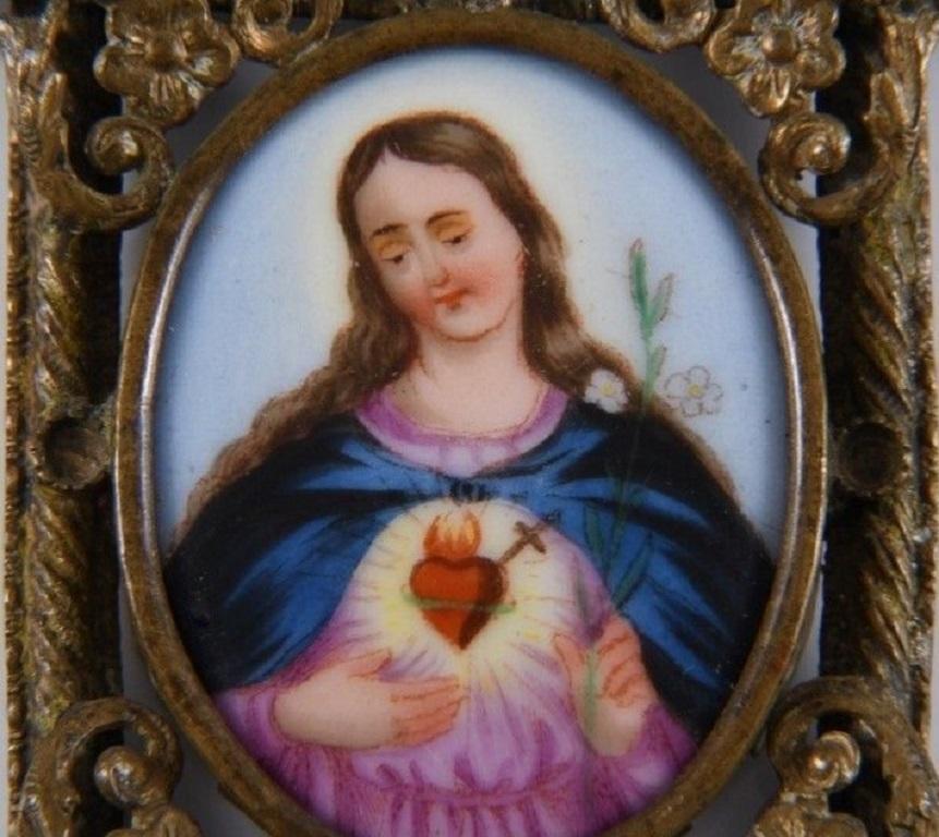 Belle peinture néo-gothique sur plaque de porcelaine représentant un portrait en buste ovale de la Vierge Marie pendante, montée dans un cadre en bronze doré, Espagne, fin du XVIIIe siècle. Cette merveilleuse pièce peut être utilisée comme un