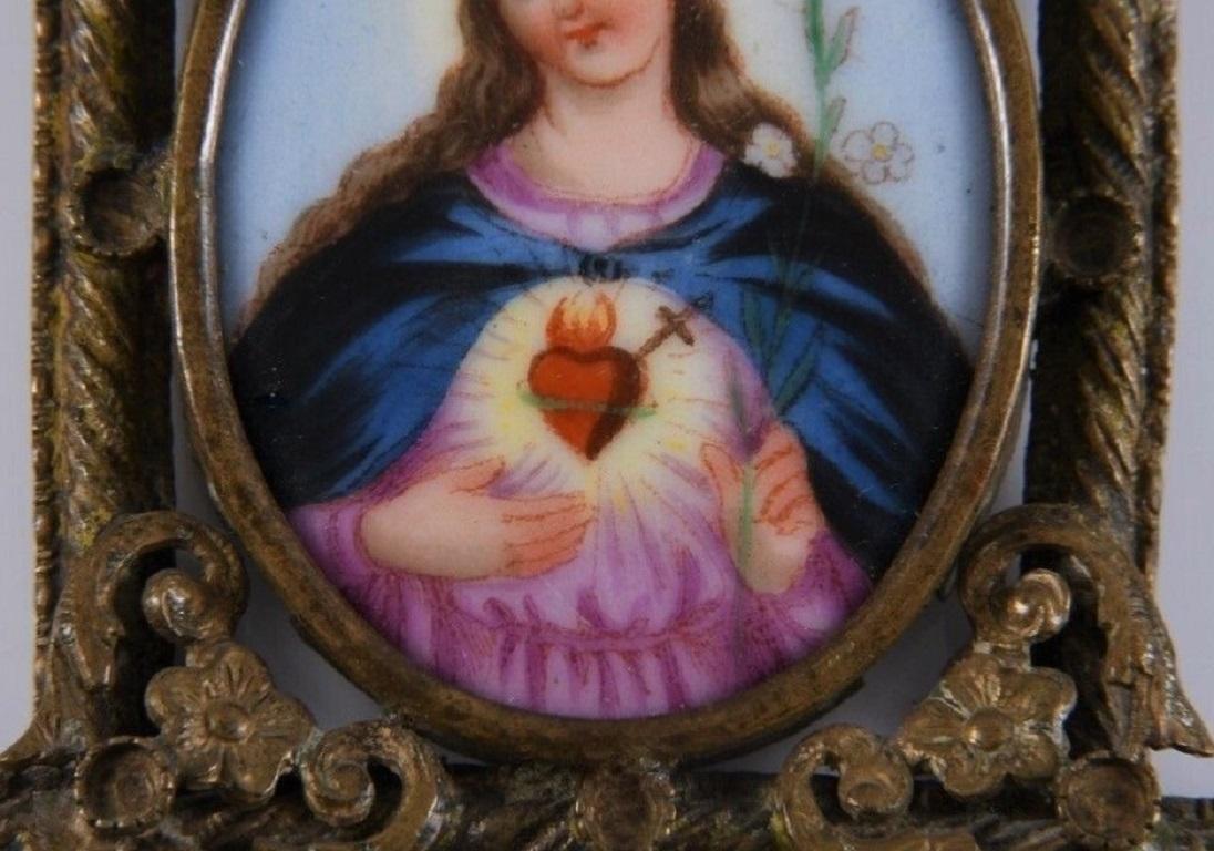 Néo-gothique Peinture de la Vierge Marie espagnole sur porcelaine encadrée d'un pendentif en bronze doré en vente