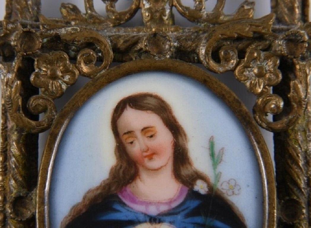 Espagnol Peinture de la Vierge Marie espagnole sur porcelaine encadrée d'un pendentif en bronze doré en vente