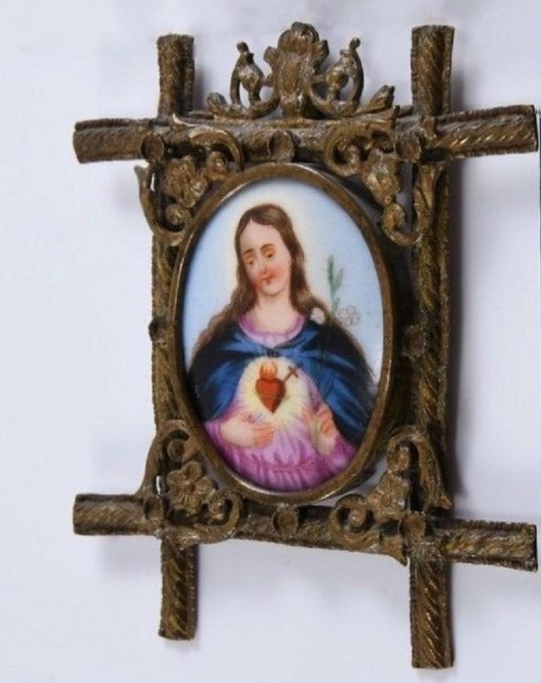 Doré Peinture de la Vierge Marie espagnole sur porcelaine encadrée d'un pendentif en bronze doré en vente