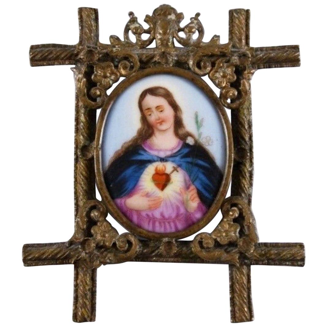 Peinture de la Vierge Marie espagnole sur porcelaine encadrée d'un pendentif en bronze doré en vente