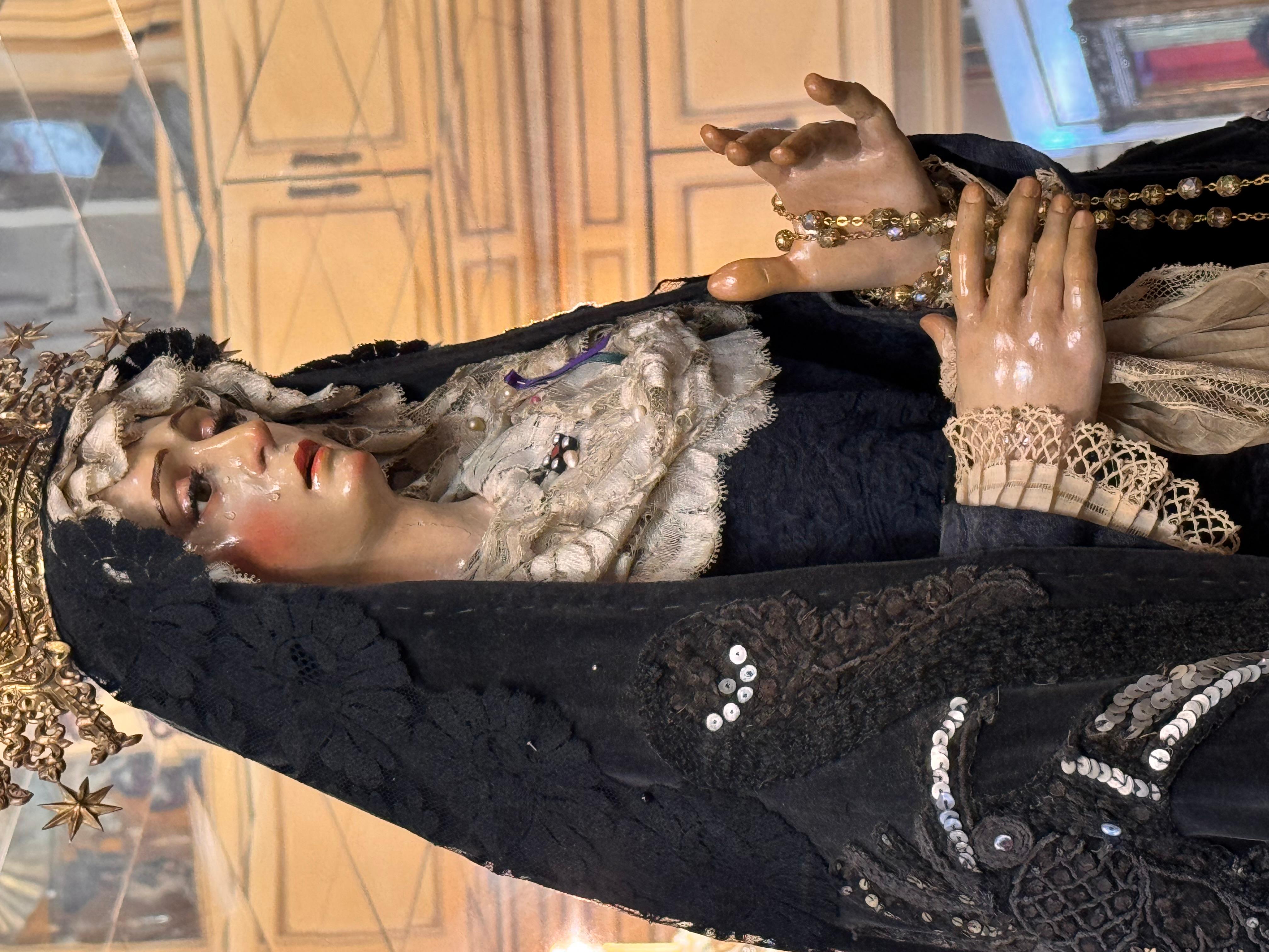 Vergine Addolorata spagnola in legno policromo con corona d'argento, XIX secolo in vendita 3