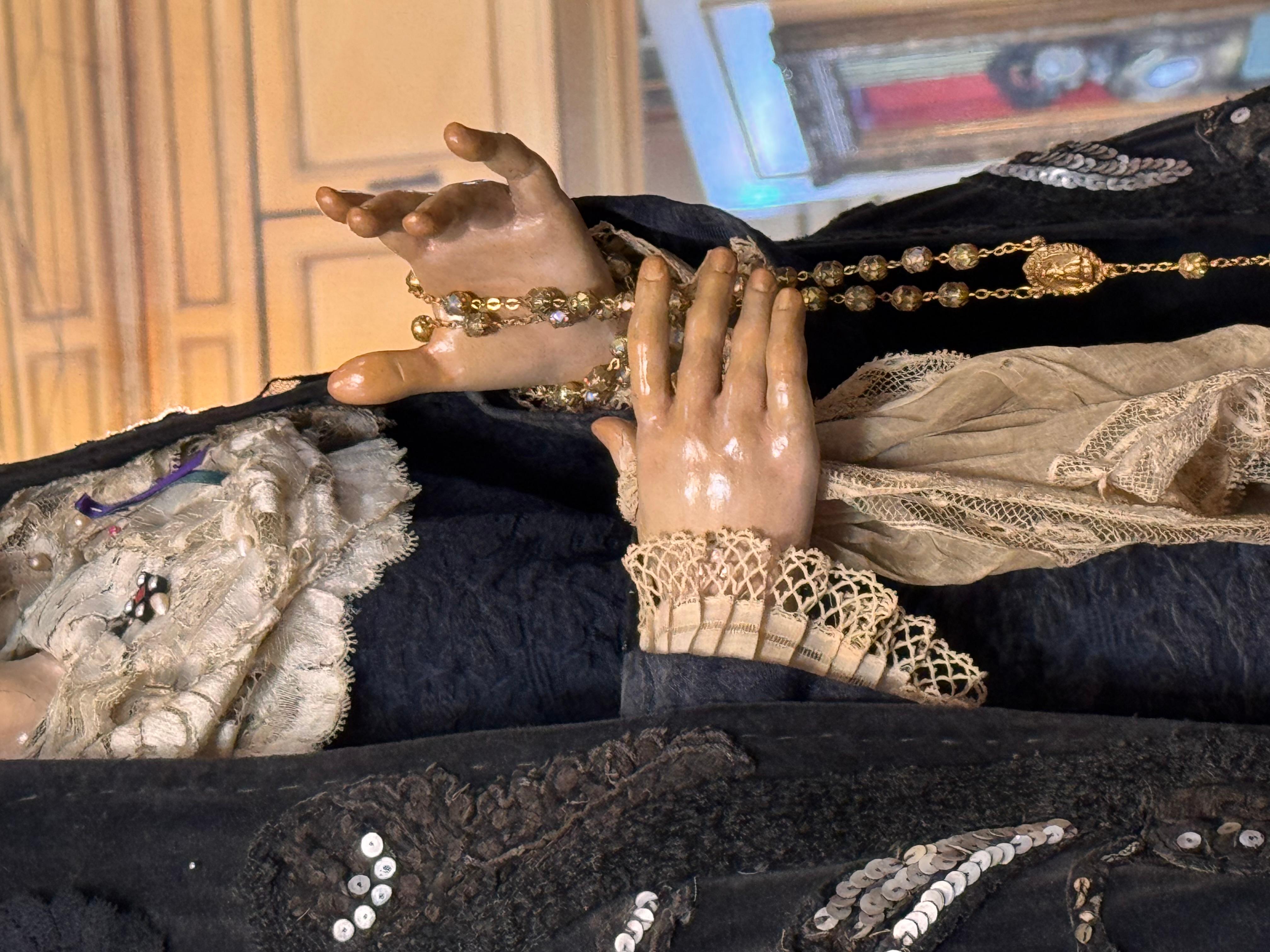 Vergine Addolorata spagnola in legno policromo con corona d'argento, XIX secolo in vendita 4