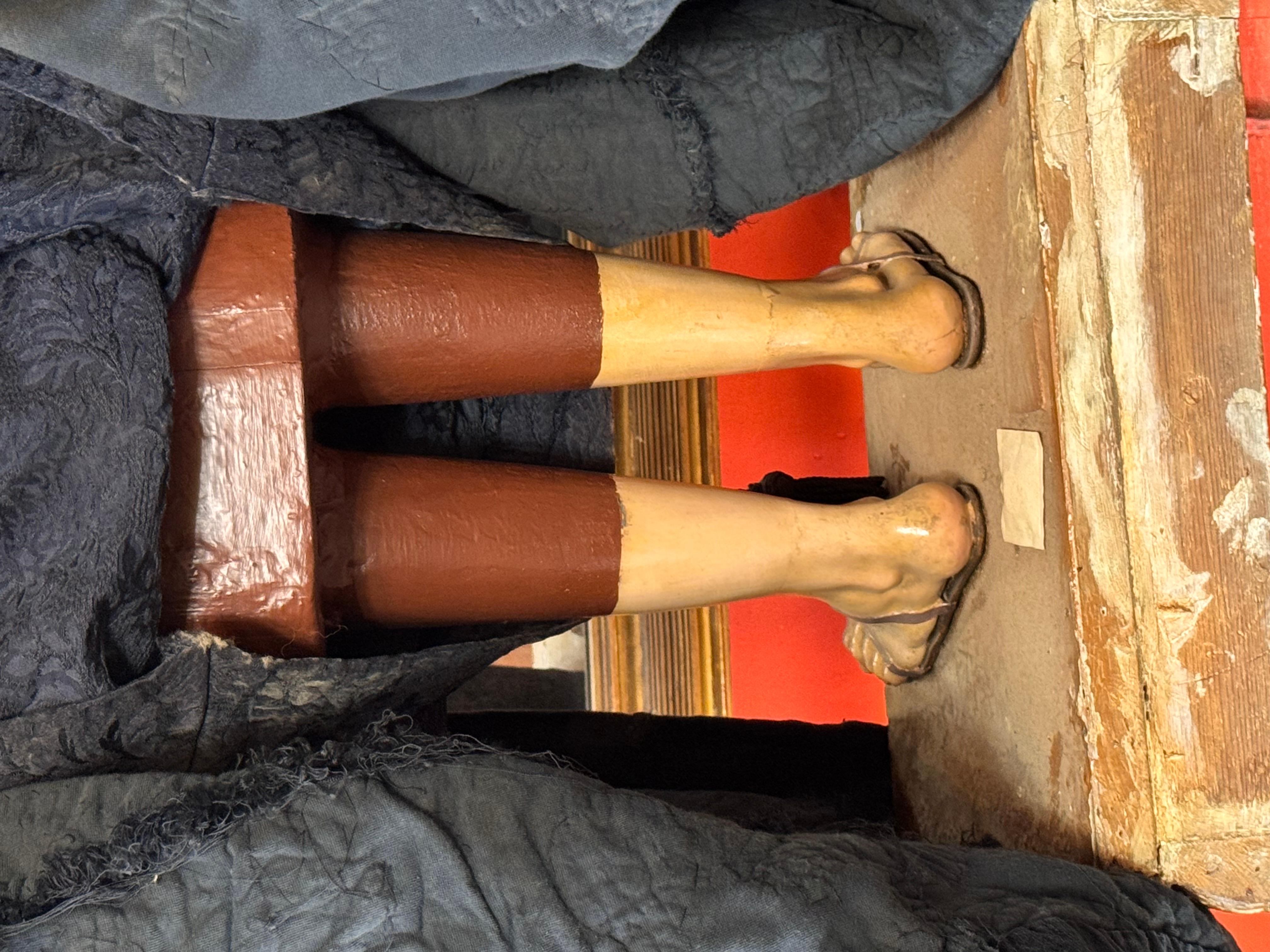 Vergine Addolorata spagnola in legno policromo con corona d'argento, XIX secolo in vendita 5