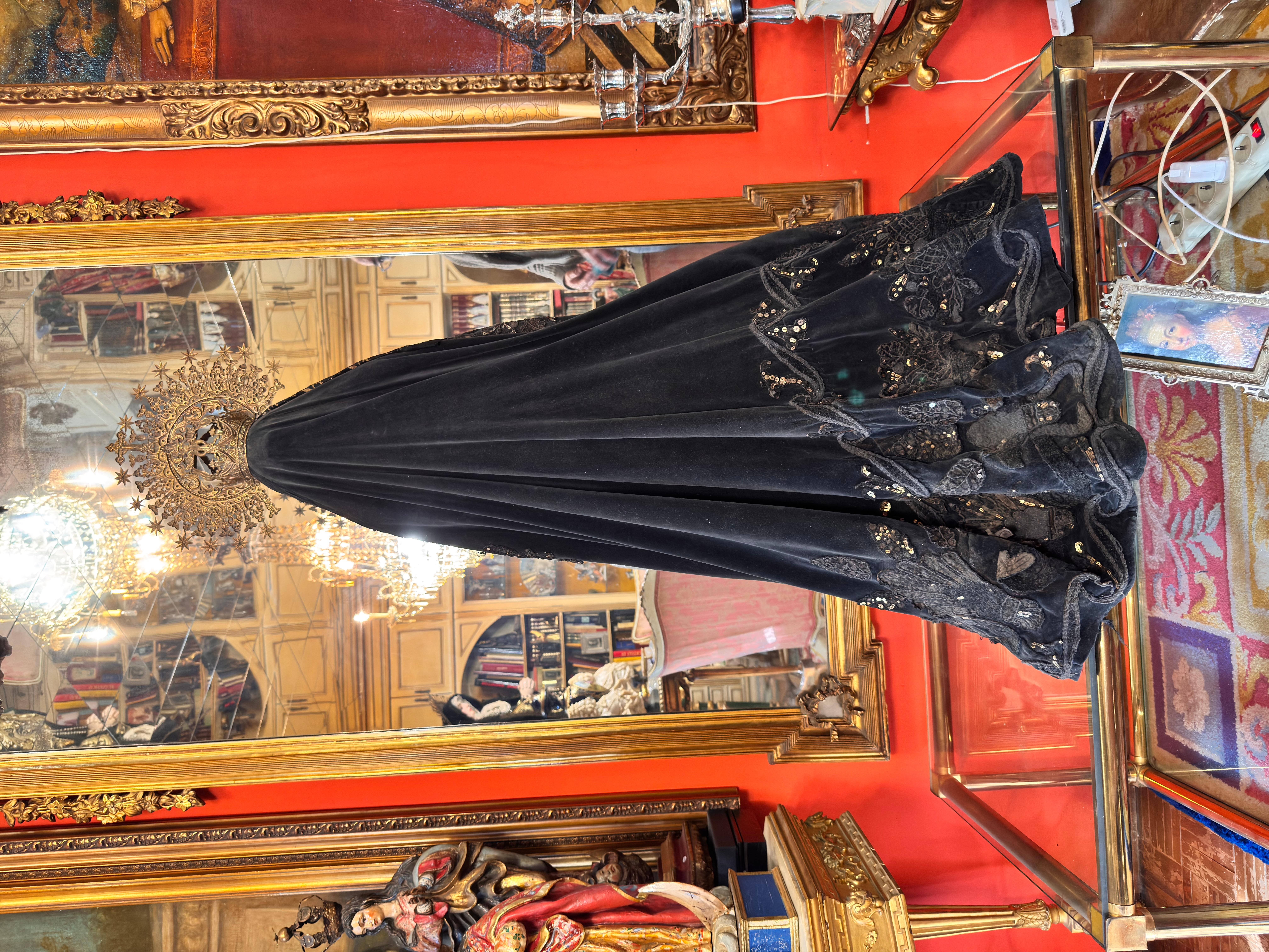 Vergine Addolorata spagnola in legno policromo con corona d'argento, XIX secolo in vendita 6