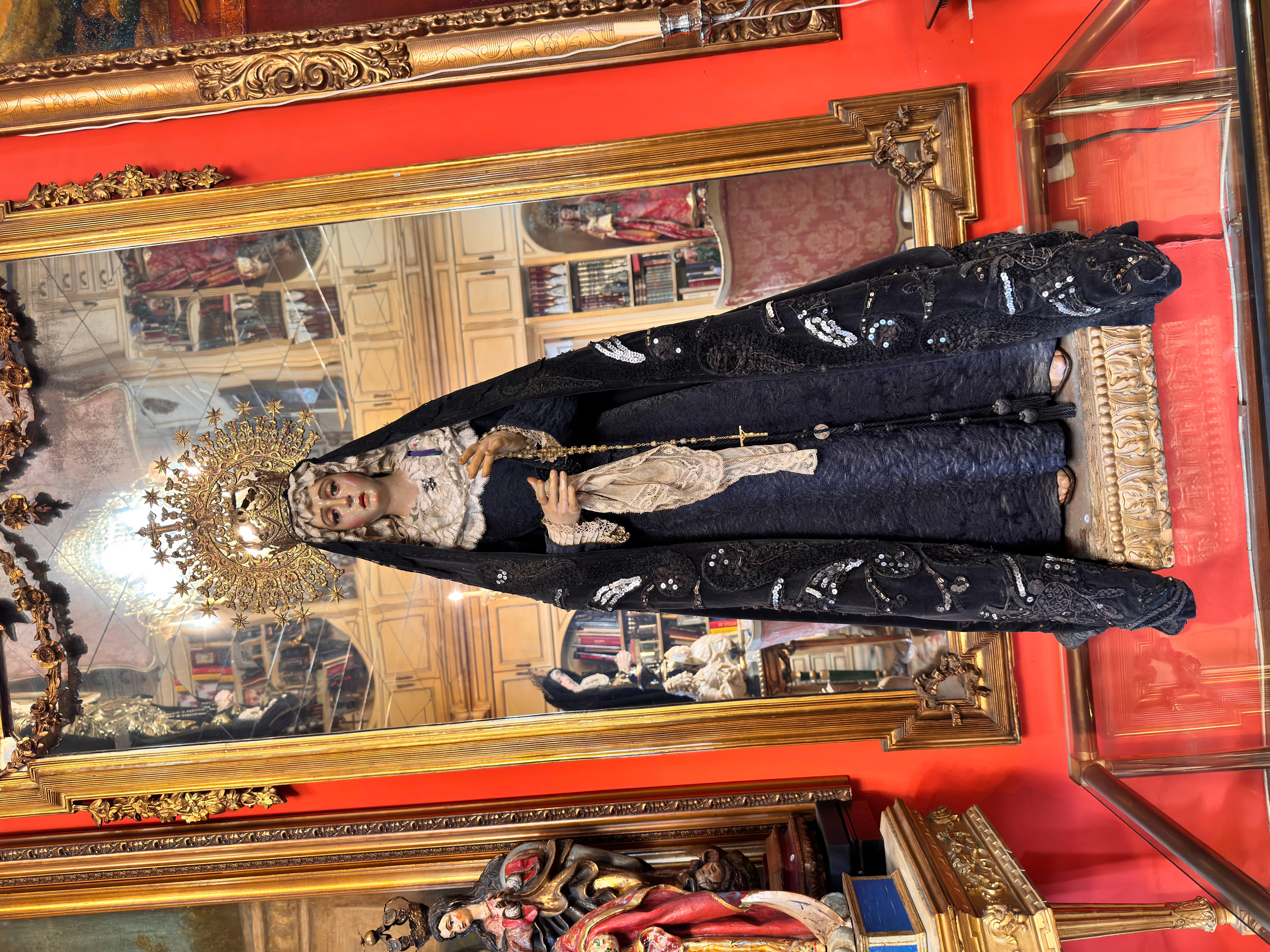 Vergine Addolorata spagnola in legno policromo con corona d'argento, XIX secolo

Magnifica Vergine Addolorata vestita, di scuola spagnola del XIX secolo, scolpita in legno policromo (volto e mani) e di grandi dimensioni. L'immagine si distingue per