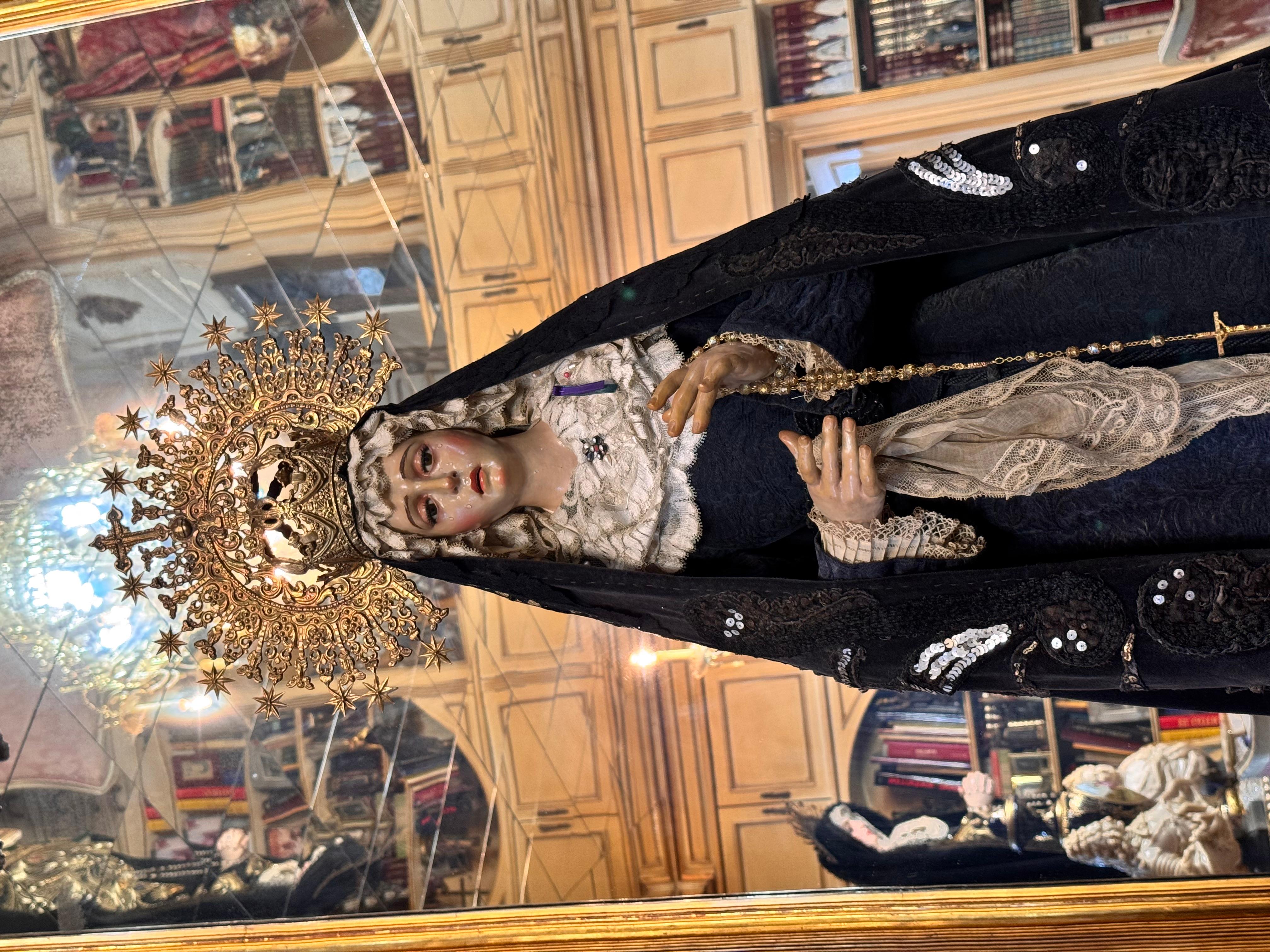 Barocco Vergine Addolorata spagnola in legno policromo con corona d'argento, XIX secolo in vendita