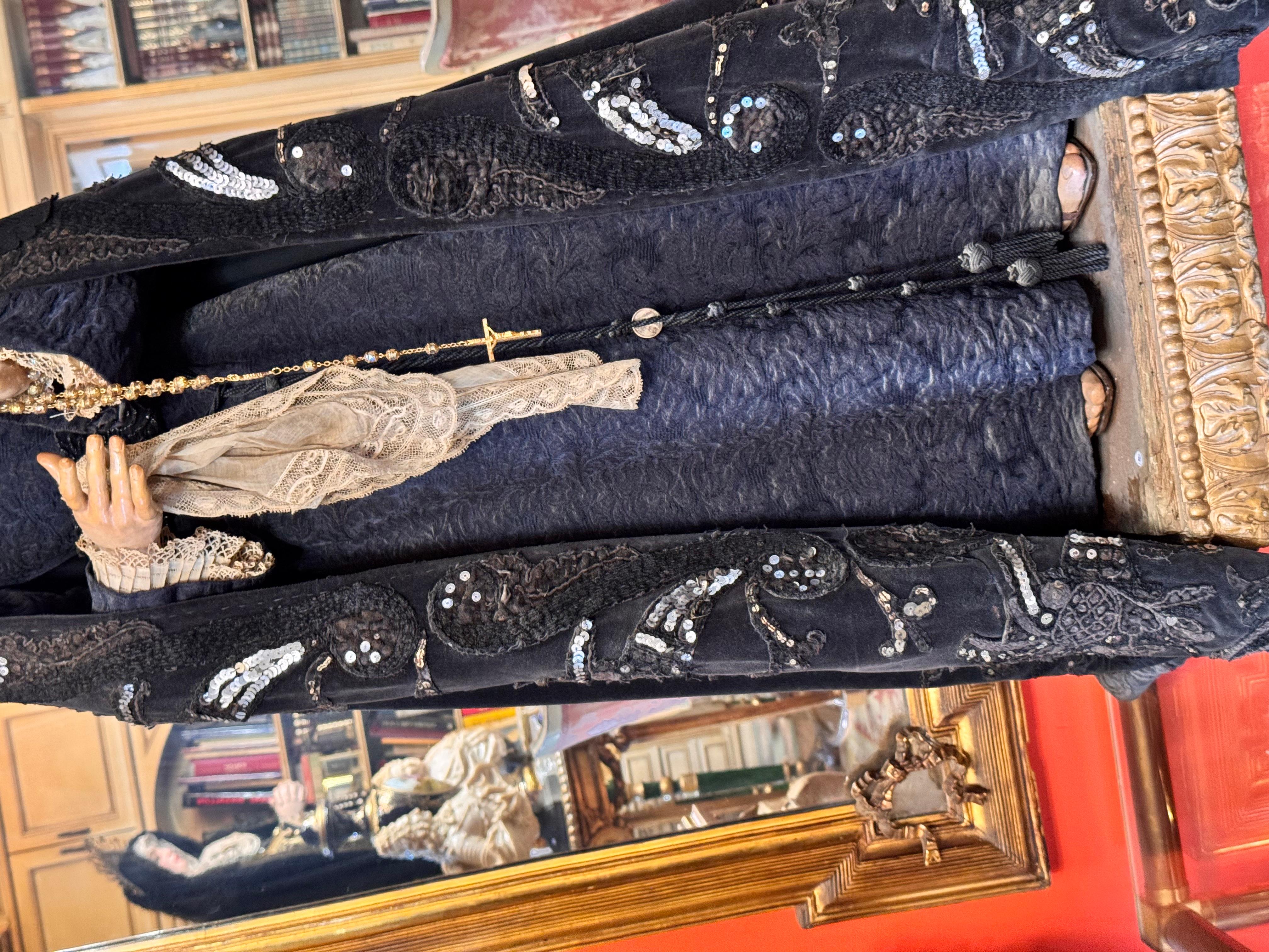 Spagnolo Vergine Addolorata spagnola in legno policromo con corona d'argento, XIX secolo in vendita