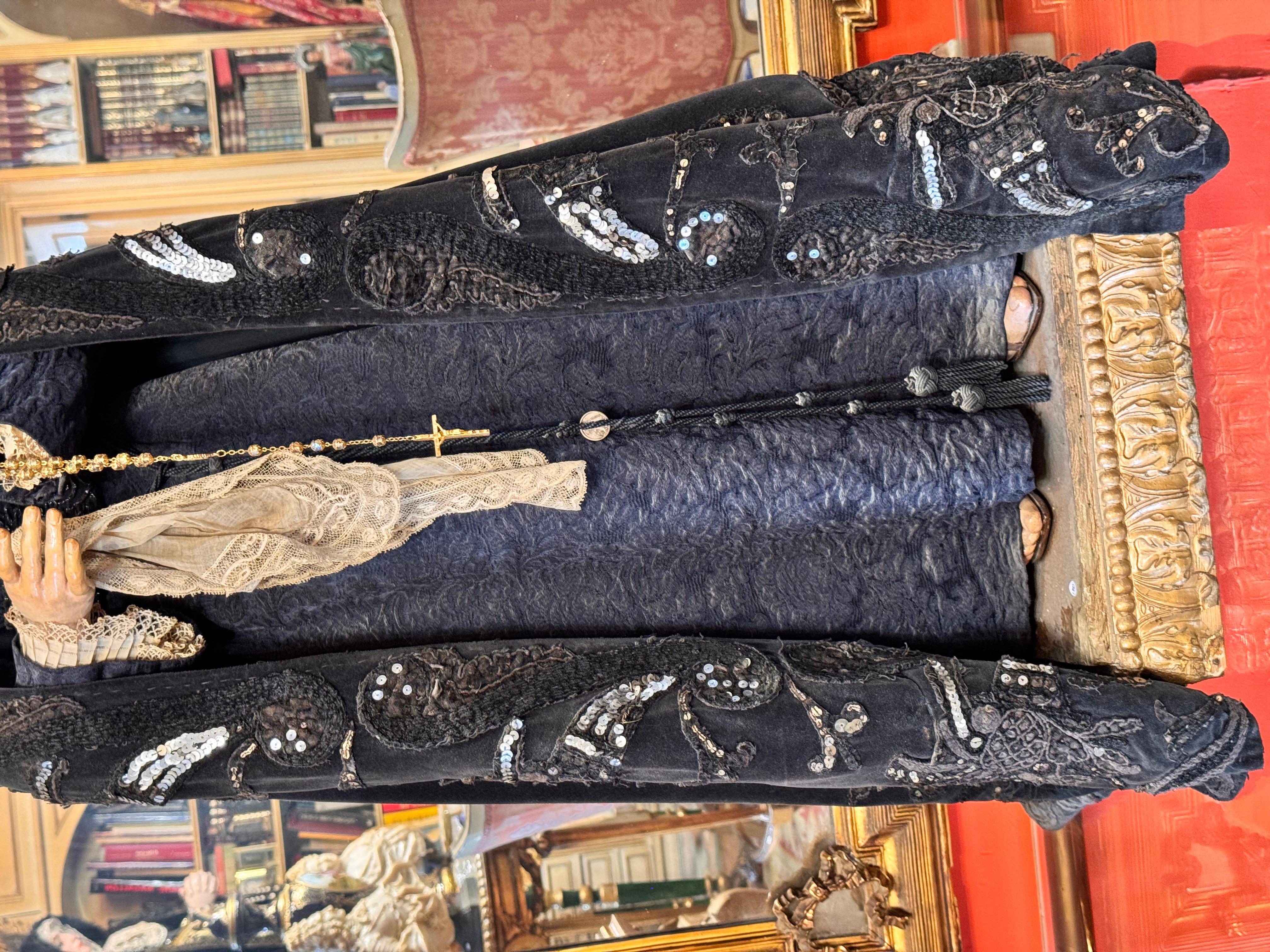 Fatto a mano Vergine Addolorata spagnola in legno policromo con corona d'argento, XIX secolo in vendita