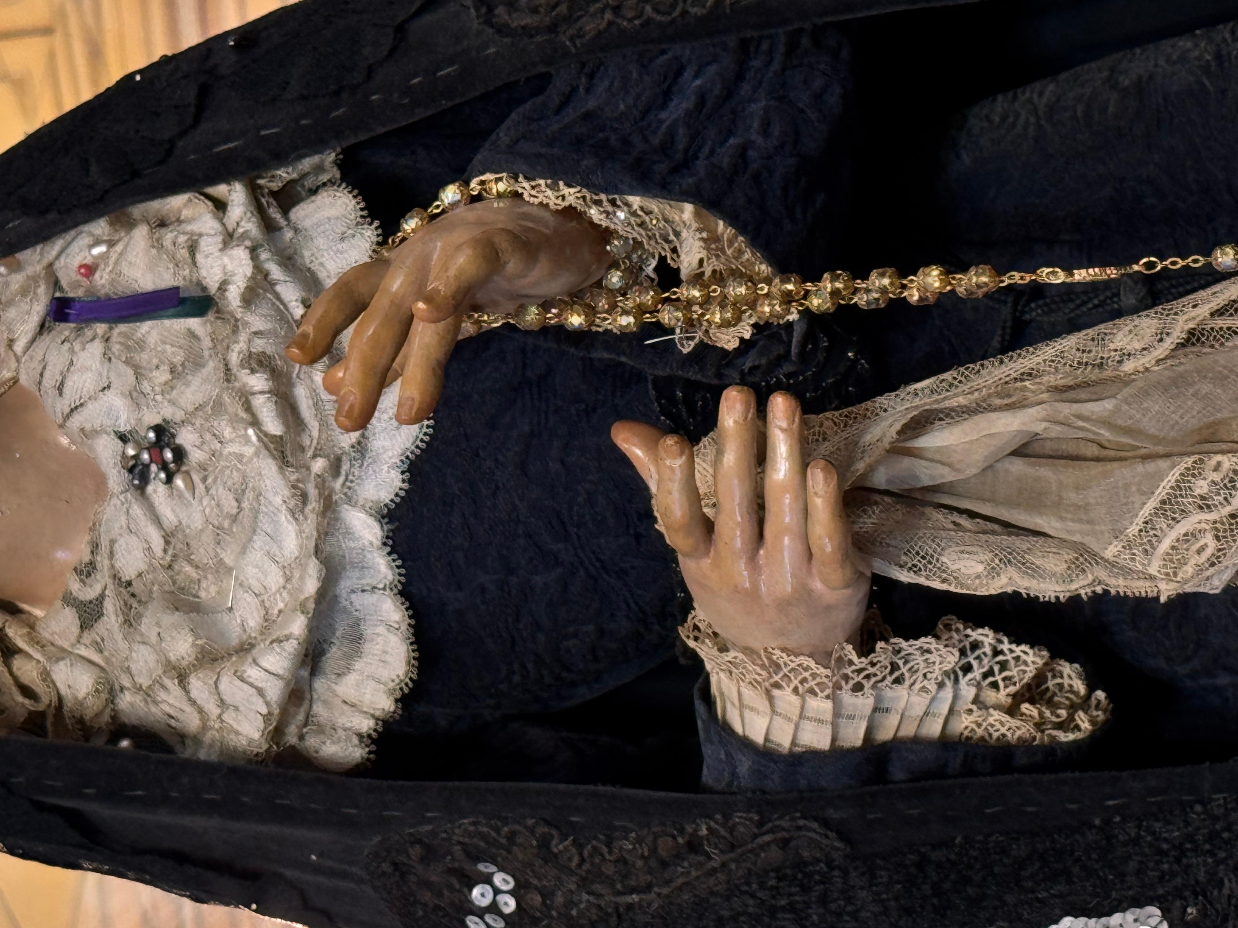 Vergine Addolorata spagnola in legno policromo con corona d'argento, XIX secolo In condizioni buone in vendita a Madrid, ES